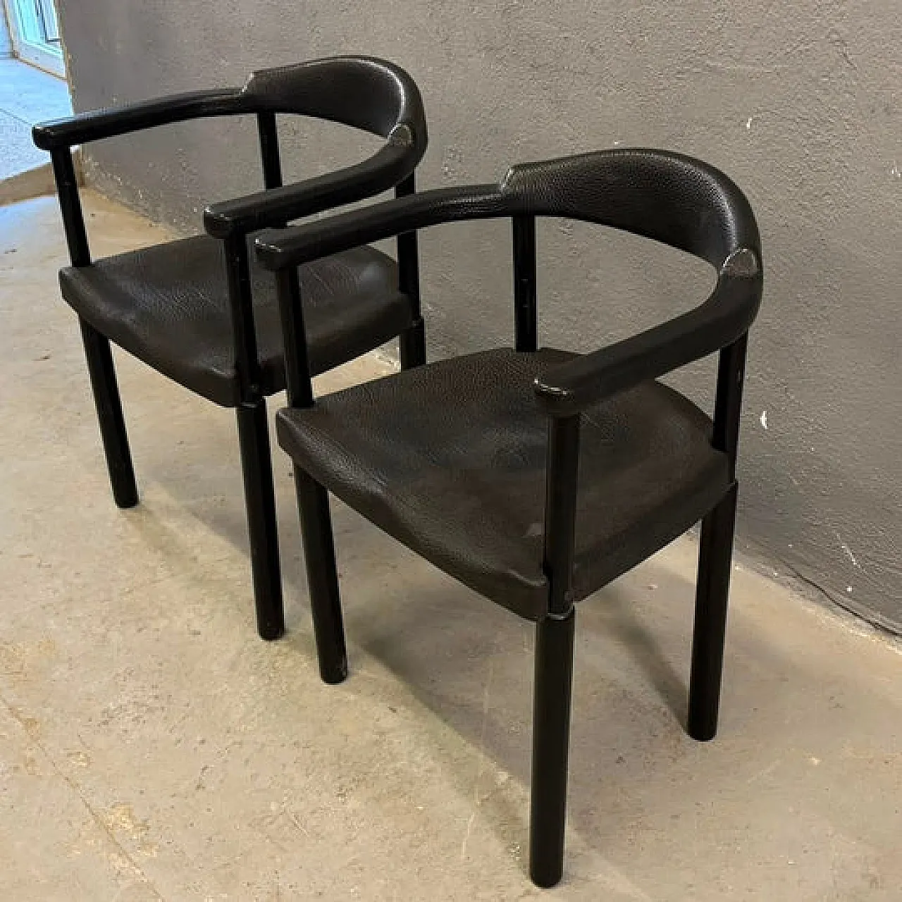 Coppia di poltrone postmoderne nere, plastica stampata, anni '80 3