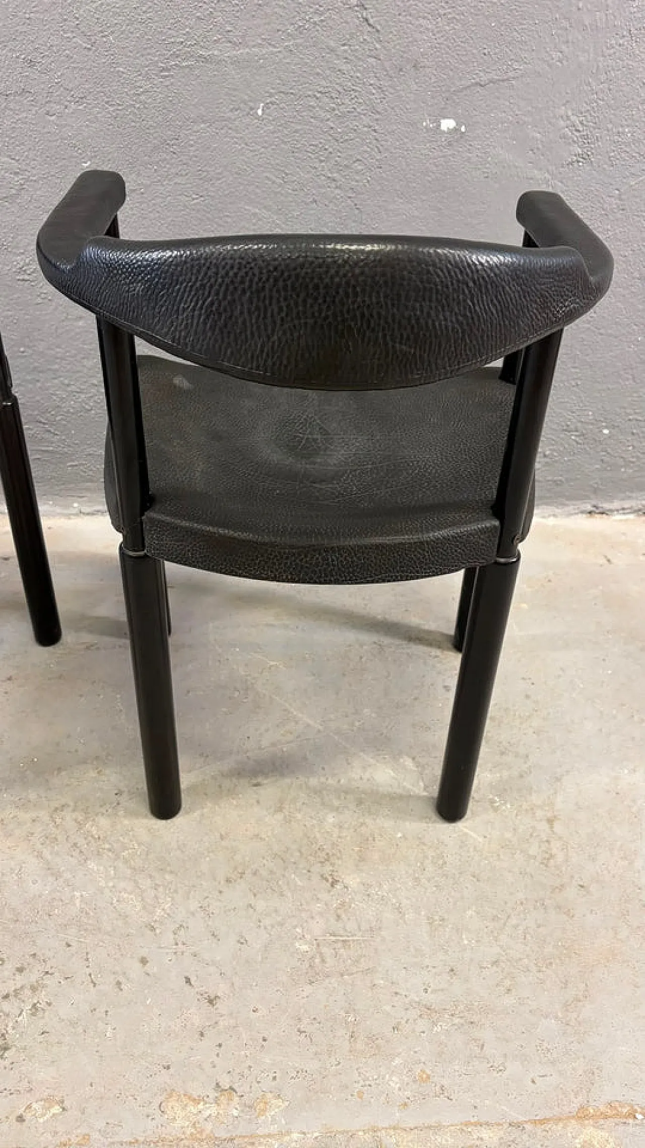 Coppia di poltrone postmoderne nere, plastica stampata, anni '80 10