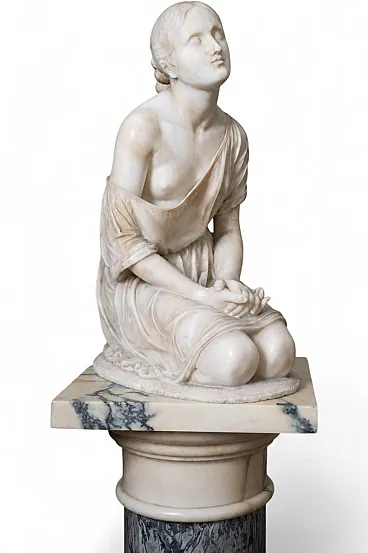 Scultura o di figura femminile inginocchiata in alabastro, '800
