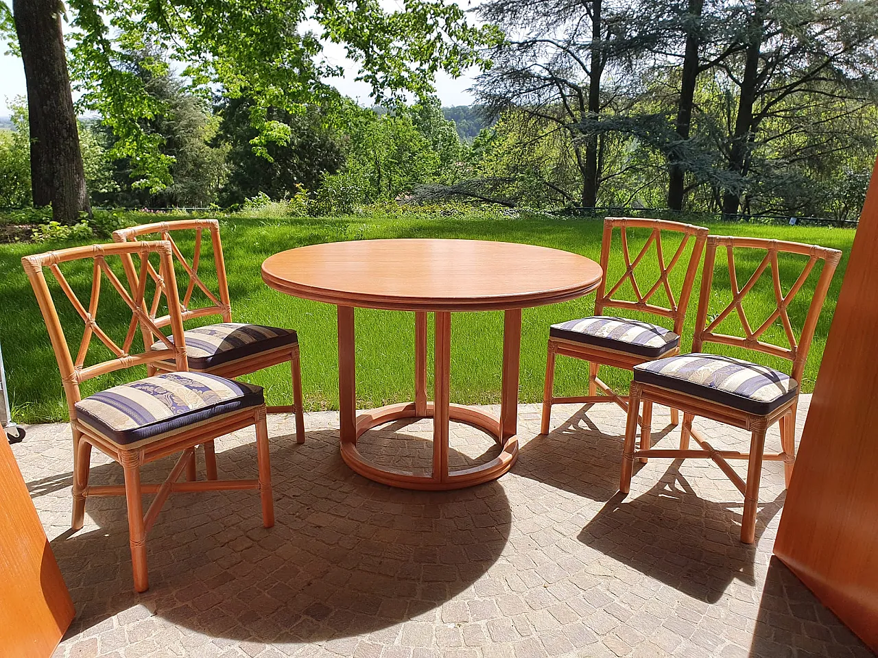 Round extendable table and 4 chairs by Lyda Levi  for McGuire, 80s 1
