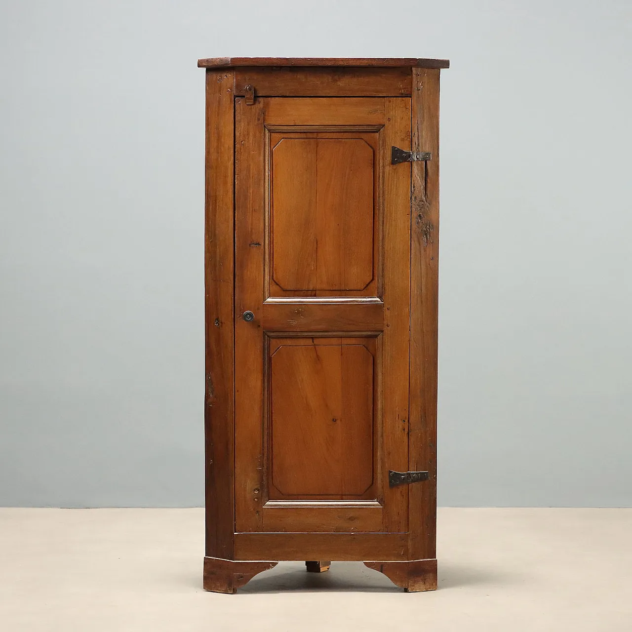 Corner unit in Italian walnut, late 19th century 1
