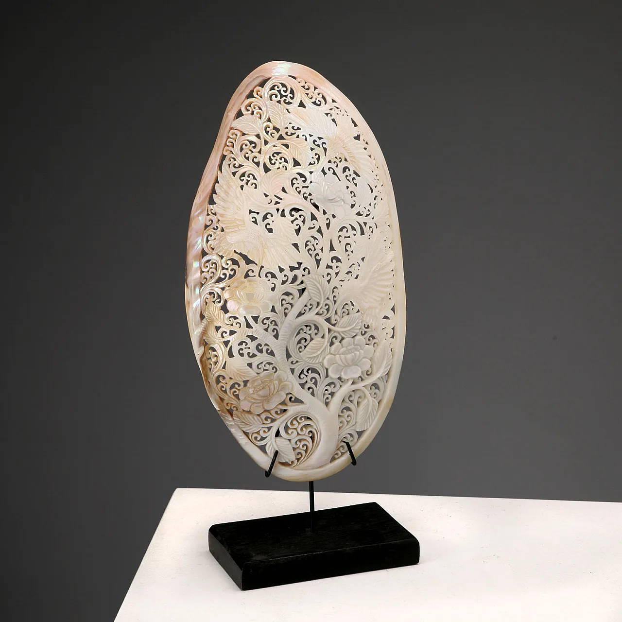 Carved and perforated mother-of-pearl shell, 20th century 1