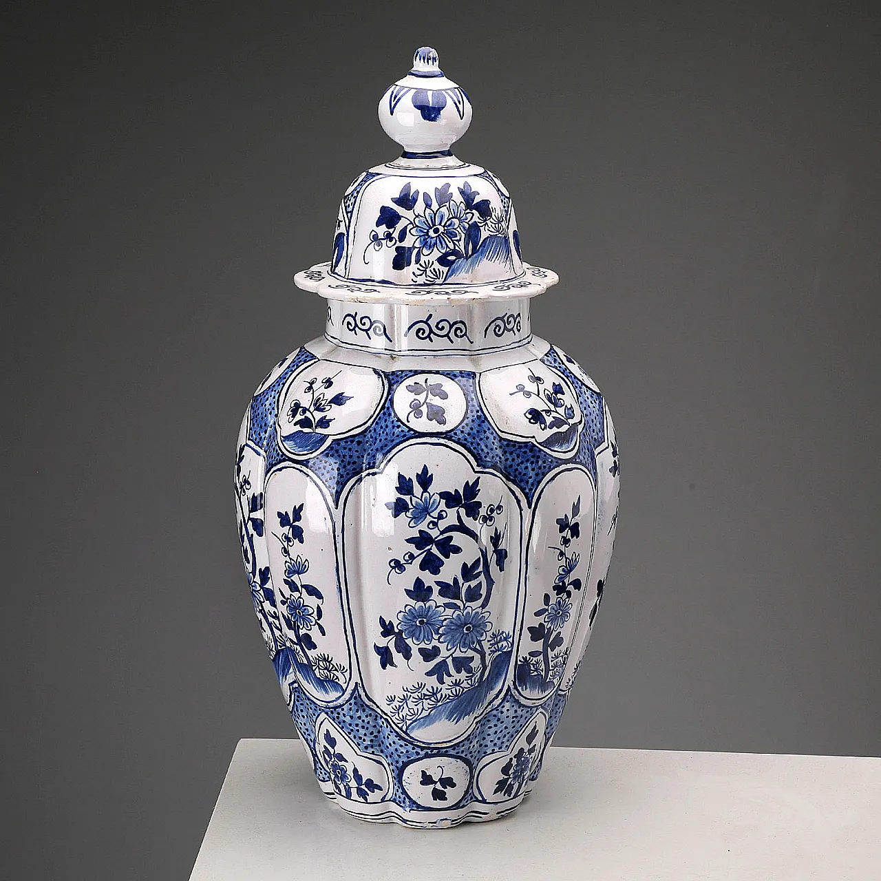 Majolica vase with lid, Aprey manufacture, 19th century 1