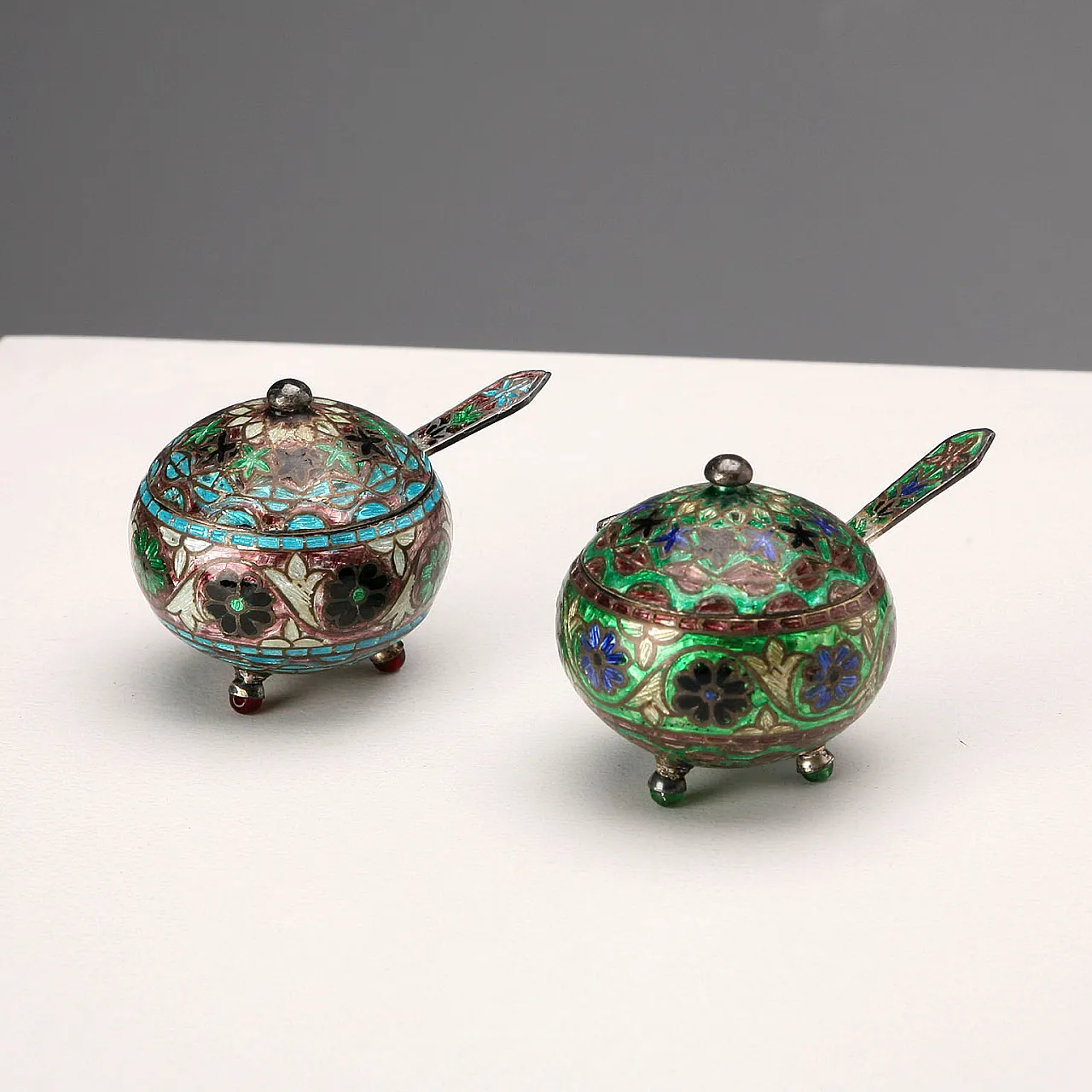 Pair of salt shakers in 925 silver and enamel, 20th century 1