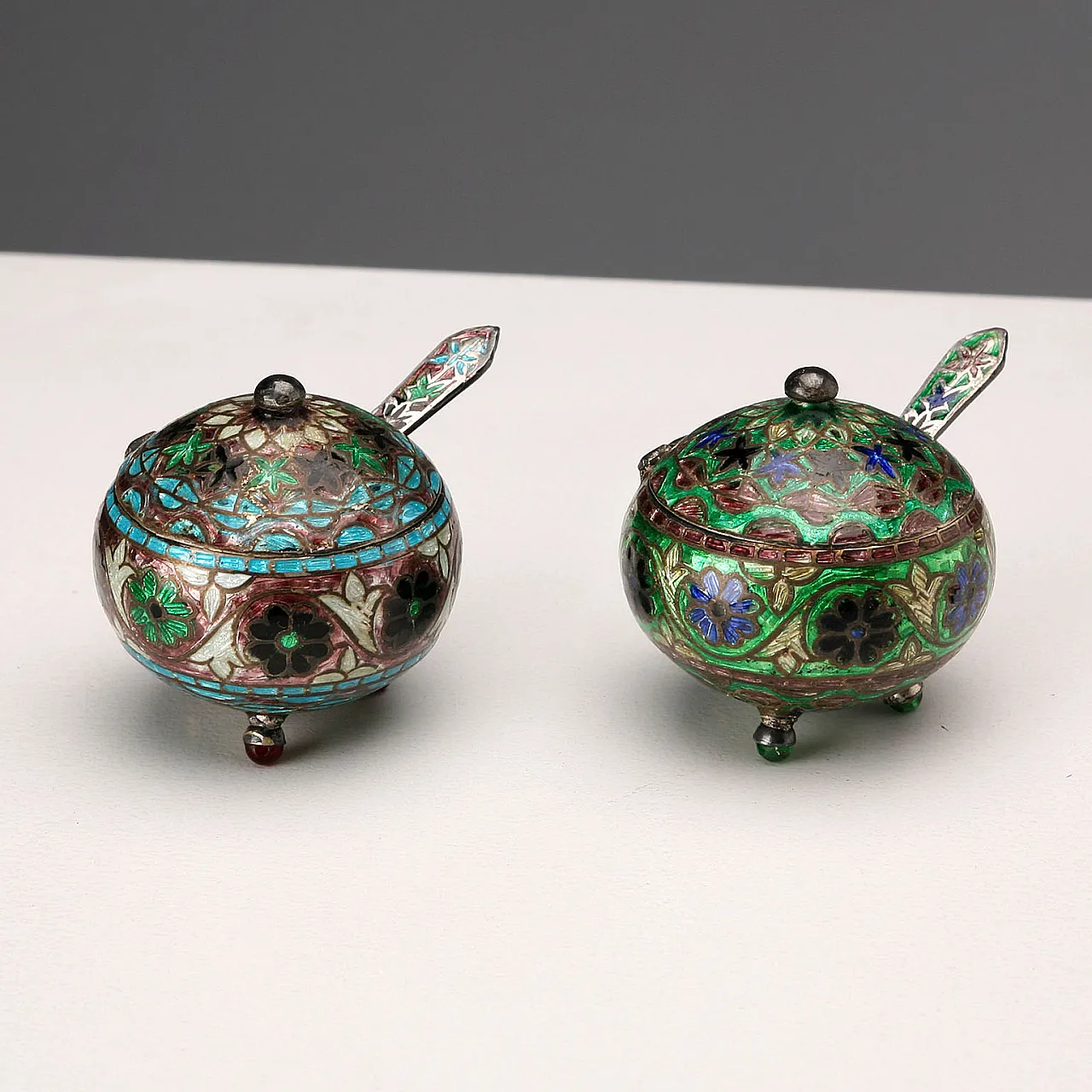 Pair of salt shakers in 925 silver and enamel, 20th century 3