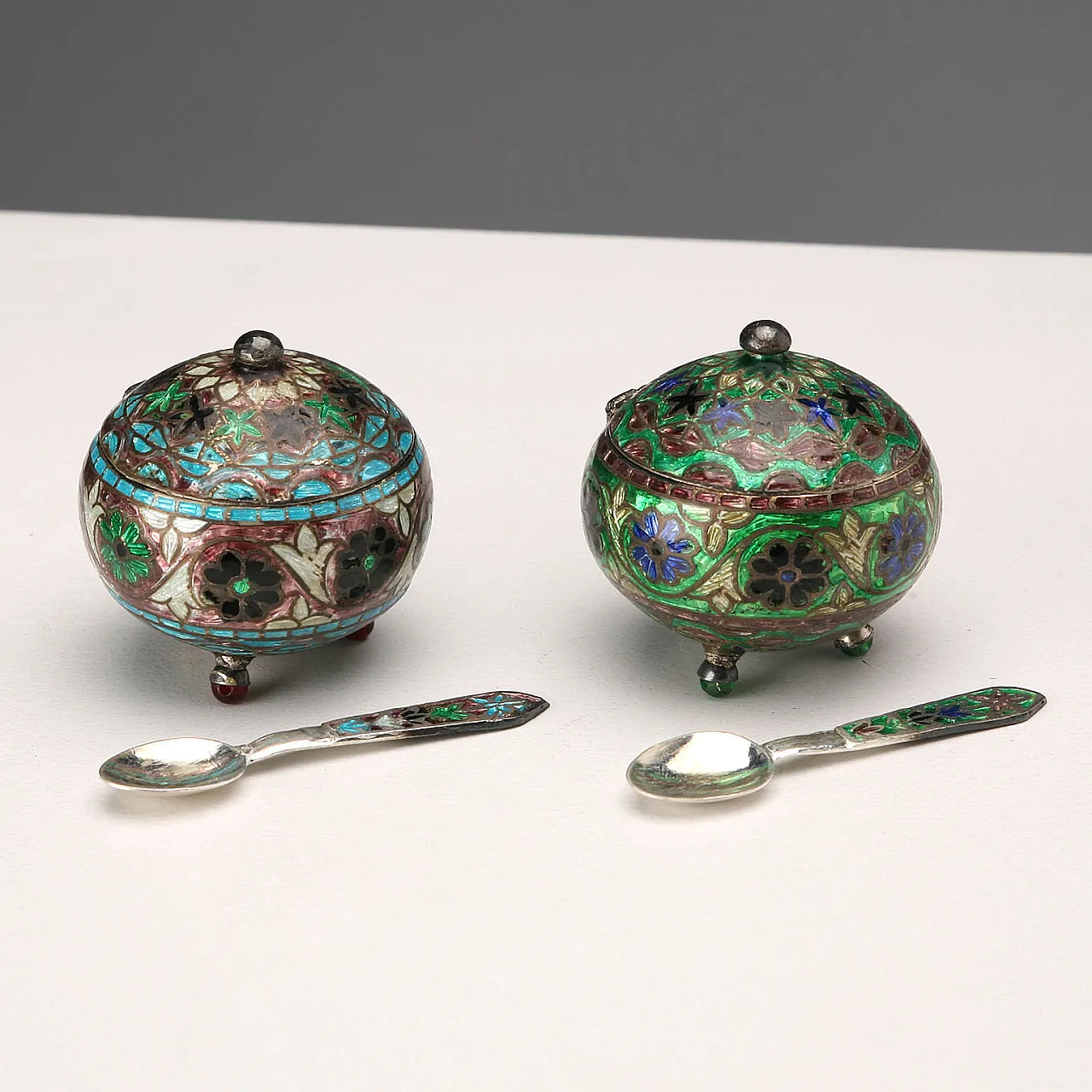 Pair of salt shakers in 925 silver and enamel, 20th century 4