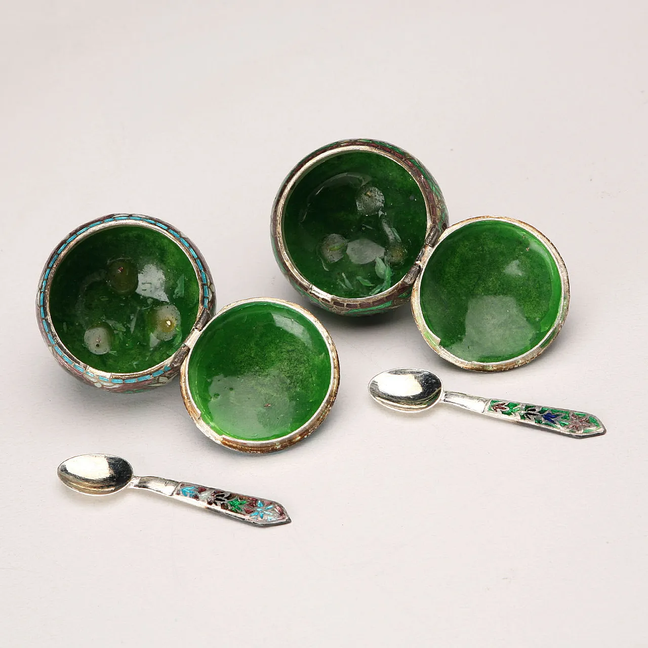 Pair of salt shakers in 925 silver and enamel, 20th century 6