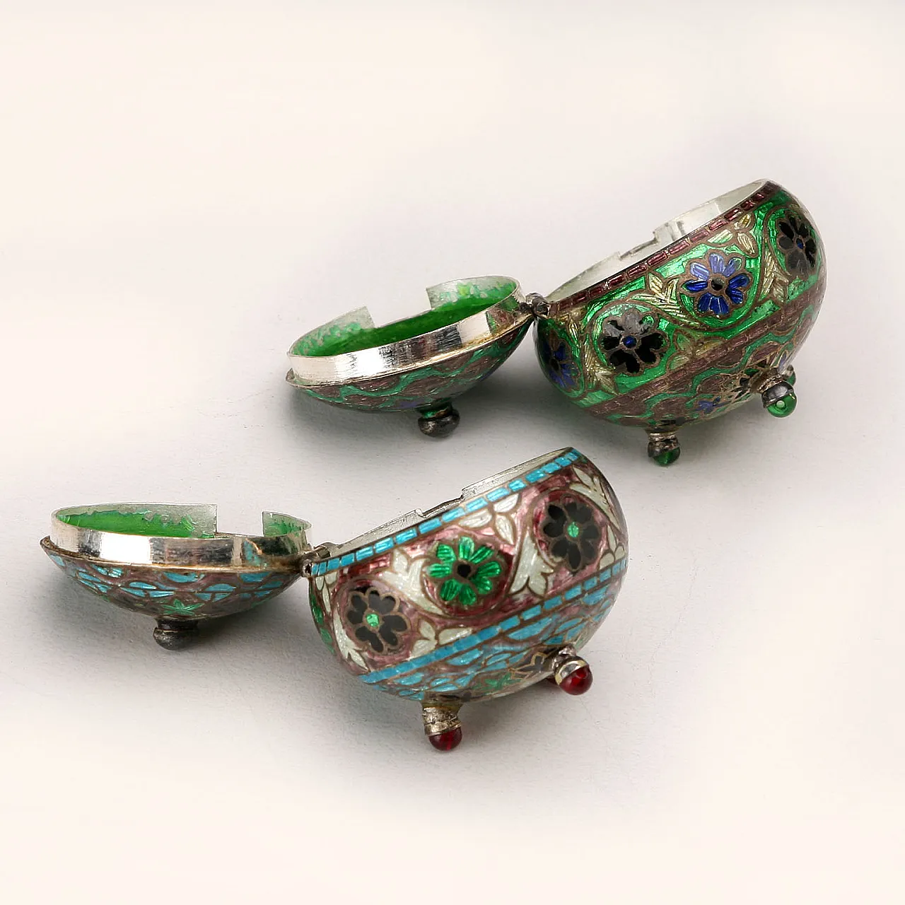 Pair of salt shakers in 925 silver and enamel, 20th century 7