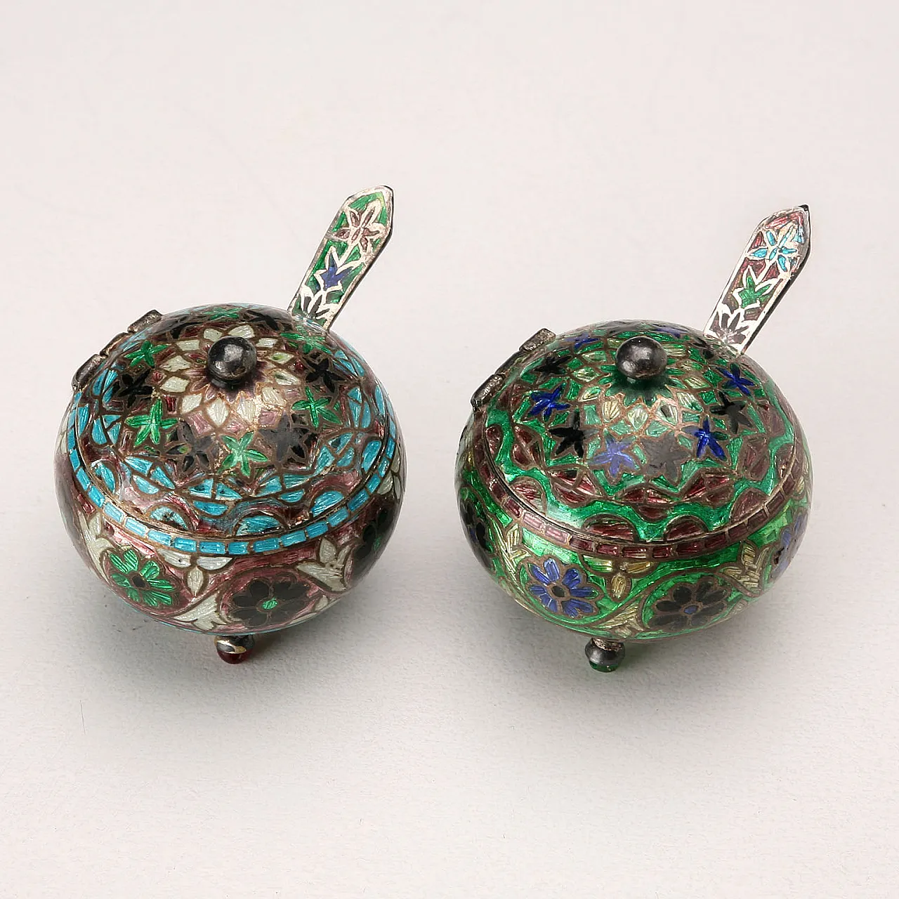 Pair of salt shakers in 925 silver and enamel, 20th century 8
