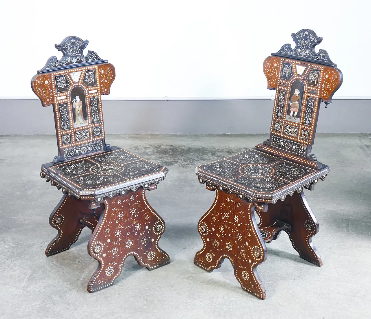 Coppia di sedie di Adriano BRAMBILLA, in legno intarsiato, '800 1