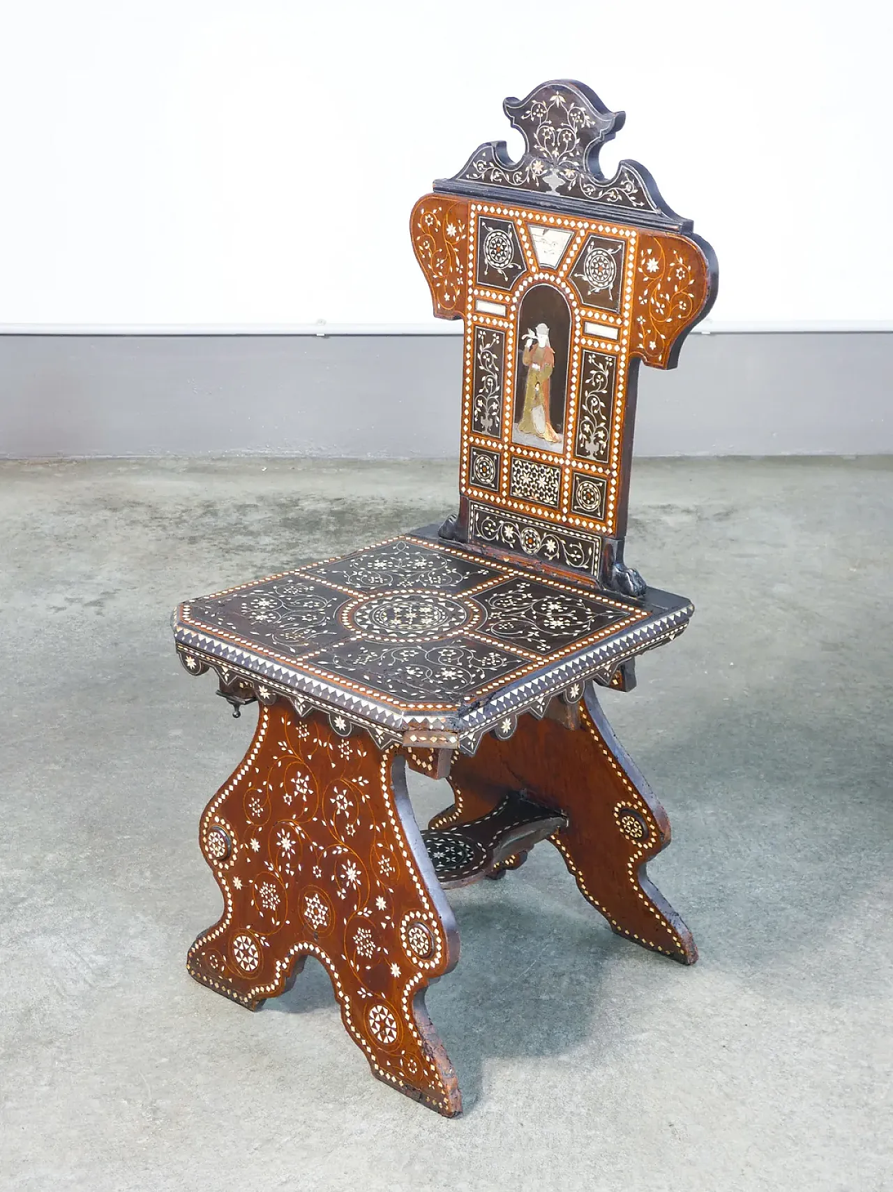 Coppia di sedie di Adriano BRAMBILLA, in legno intarsiato, '800 2