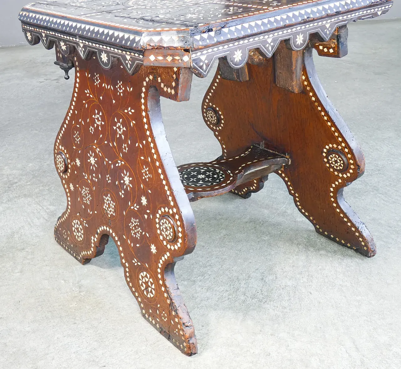 Coppia di sedie di Adriano BRAMBILLA, in legno intarsiato, '800 10