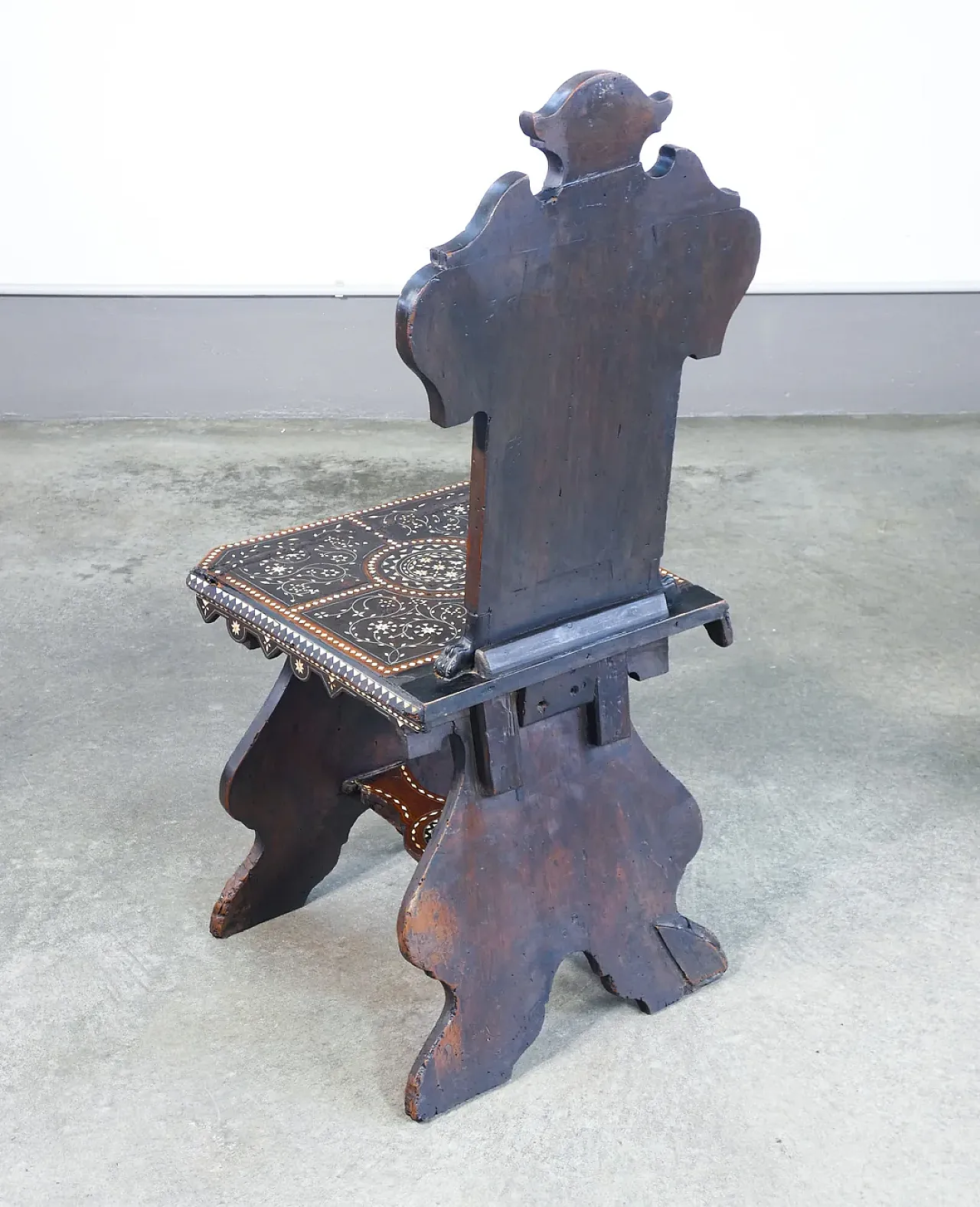 Coppia di sedie di Adriano BRAMBILLA, in legno intarsiato, '800 11