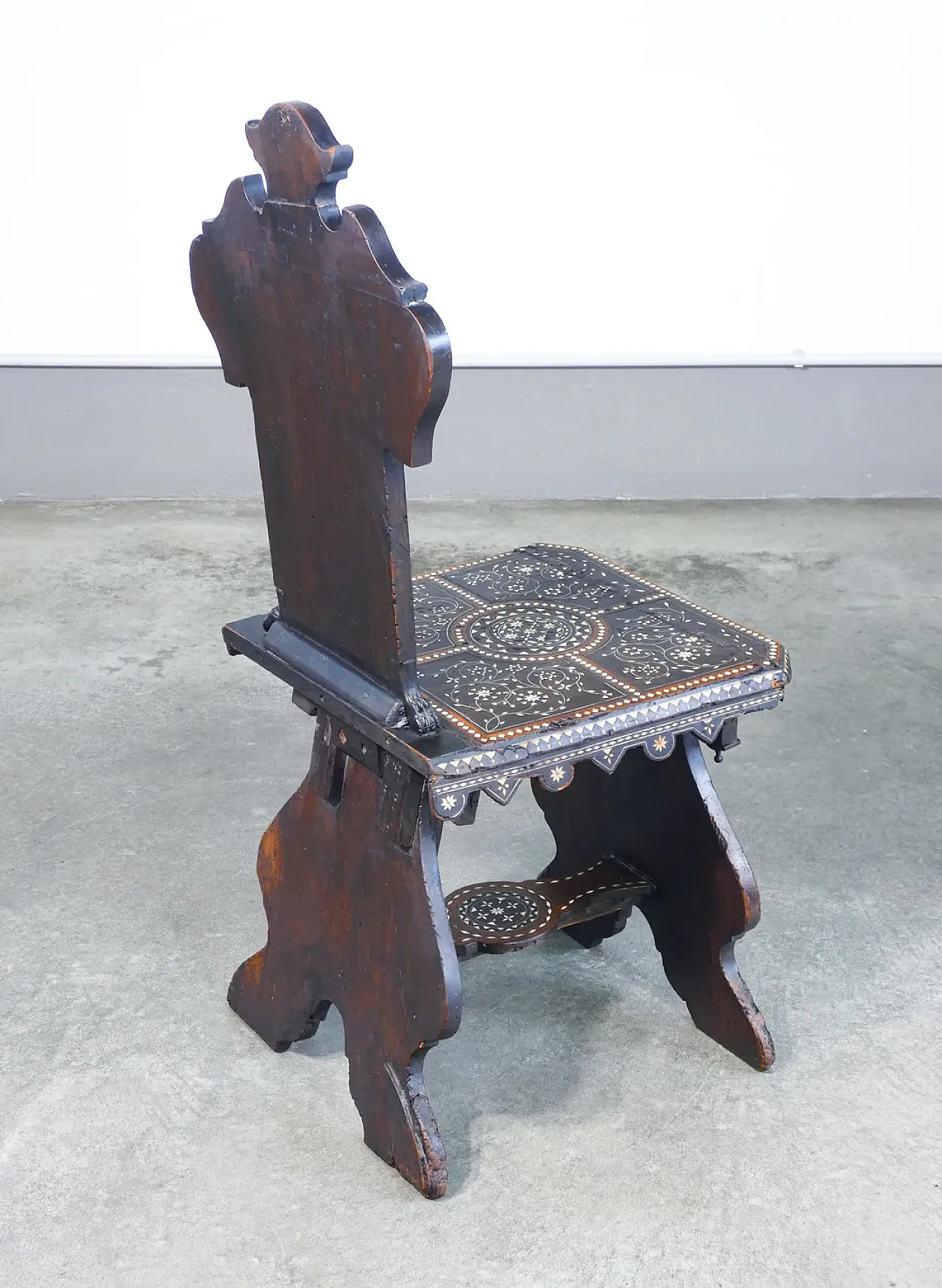 Coppia di sedie di Adriano BRAMBILLA, in legno intarsiato, '800 12