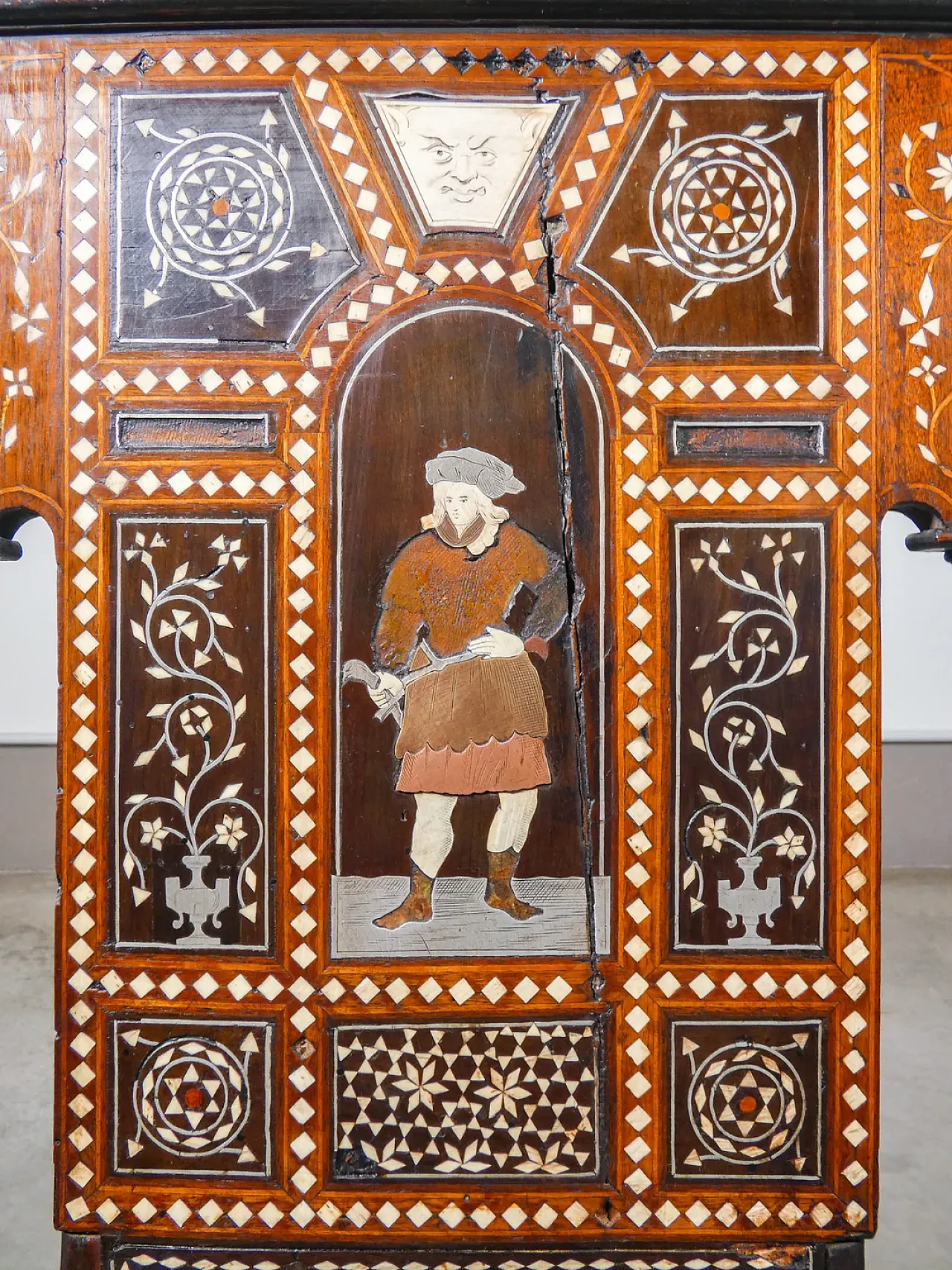 Coppia di sedie di Adriano BRAMBILLA, in legno intarsiato, '800 17