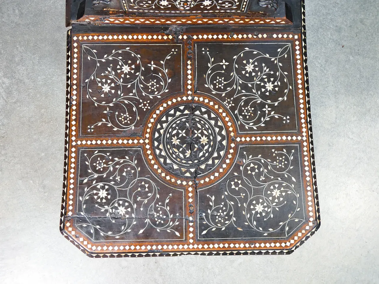 Coppia di sedie di Adriano BRAMBILLA, in legno intarsiato, '800 18