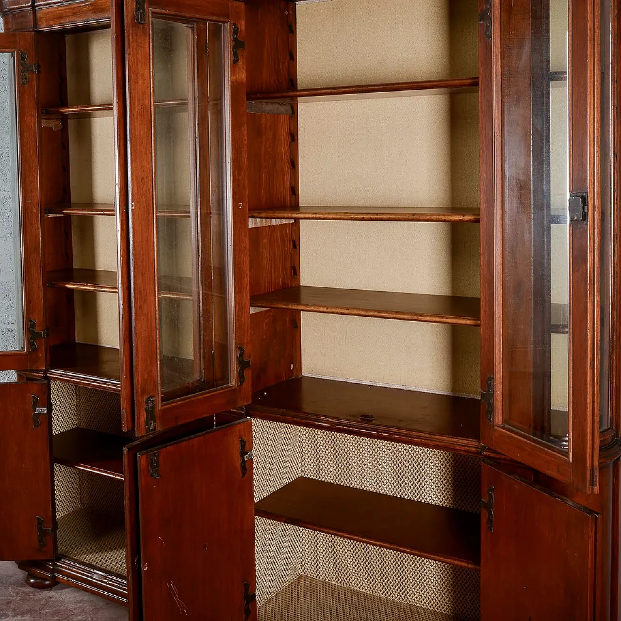 Walnut display case, 19th century 7