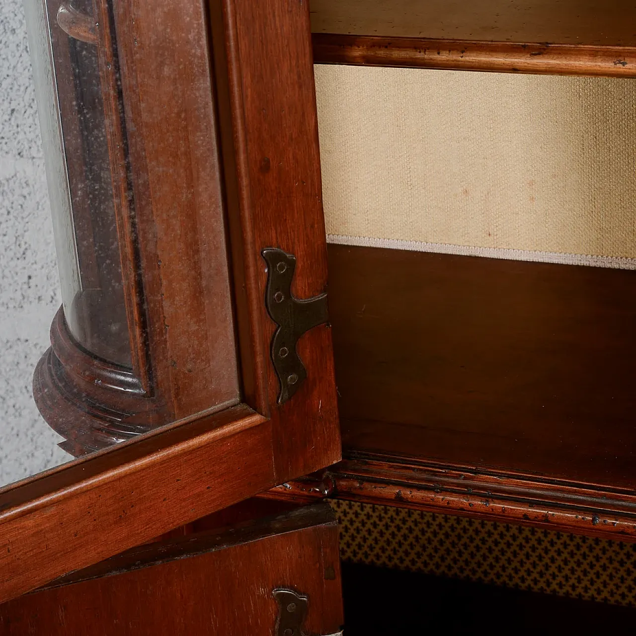 Walnut display case, 19th century 8