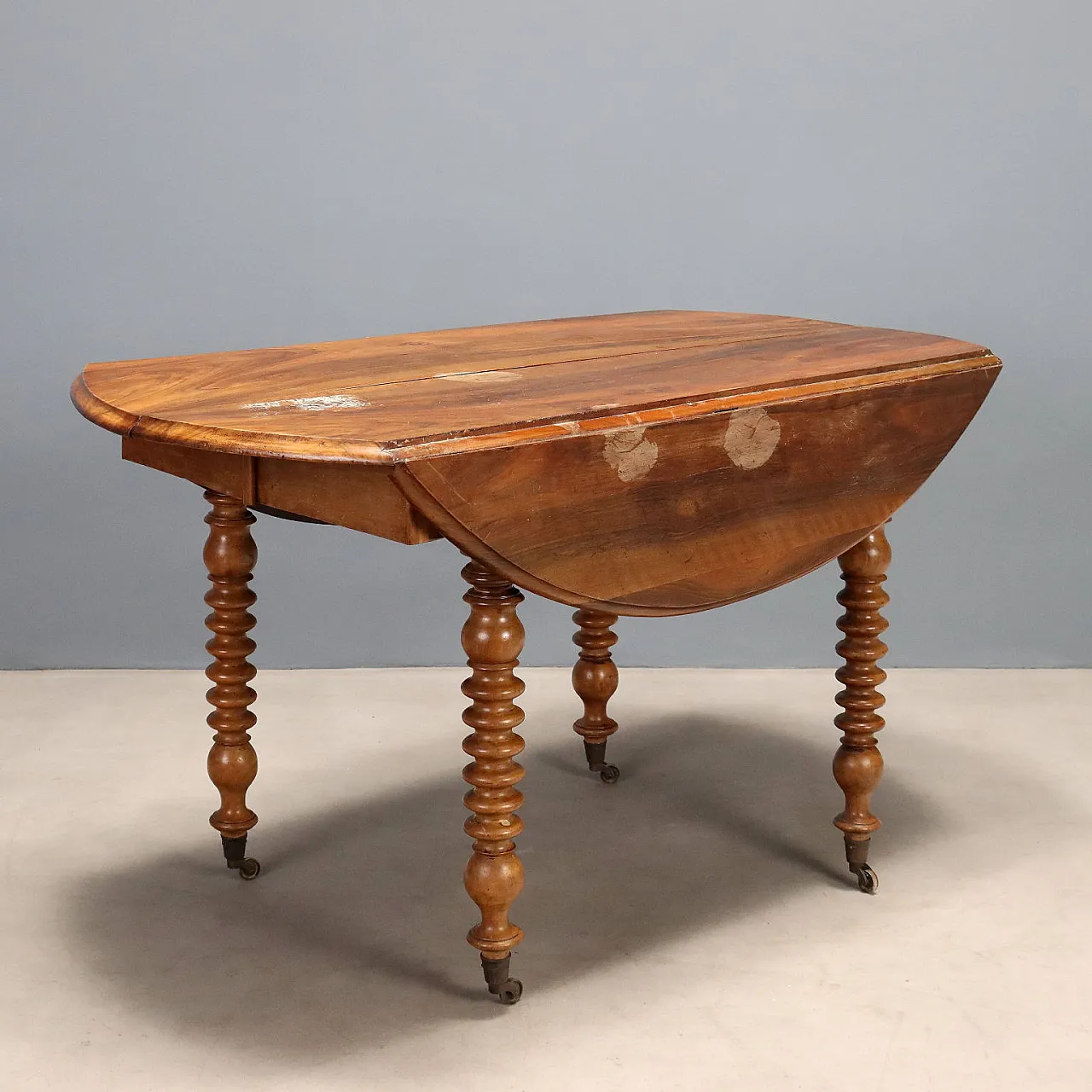 Extendable walnut table, 19th century 1