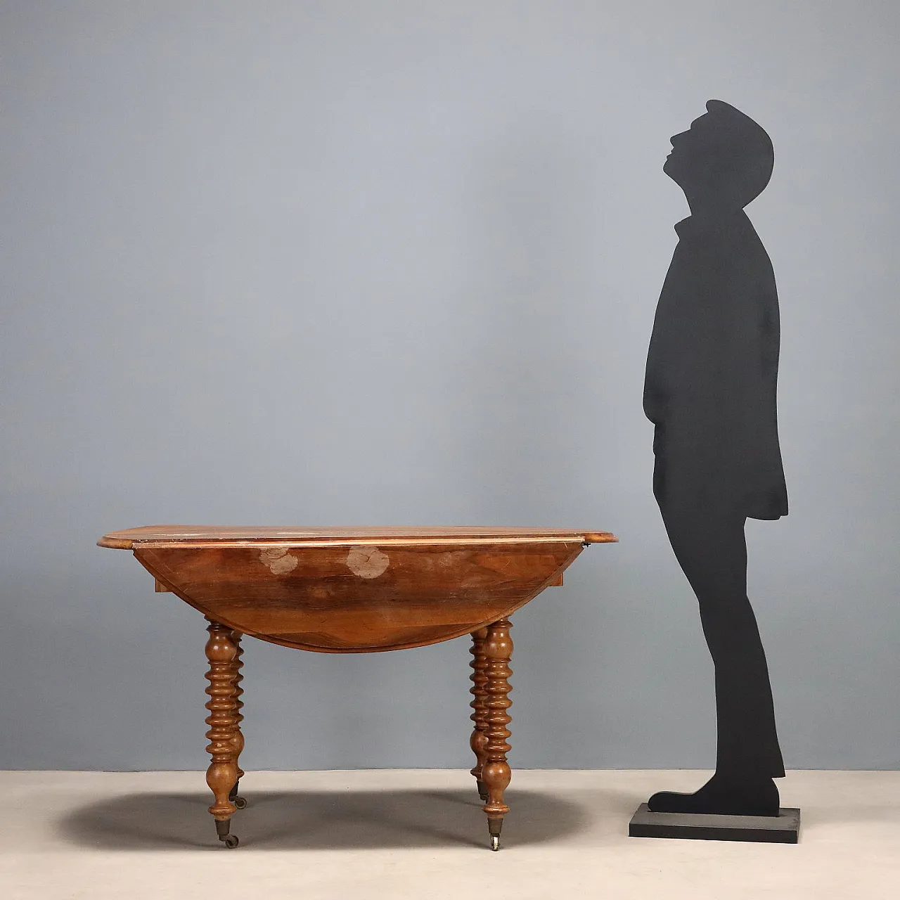 Extendable walnut table, 19th century 3
