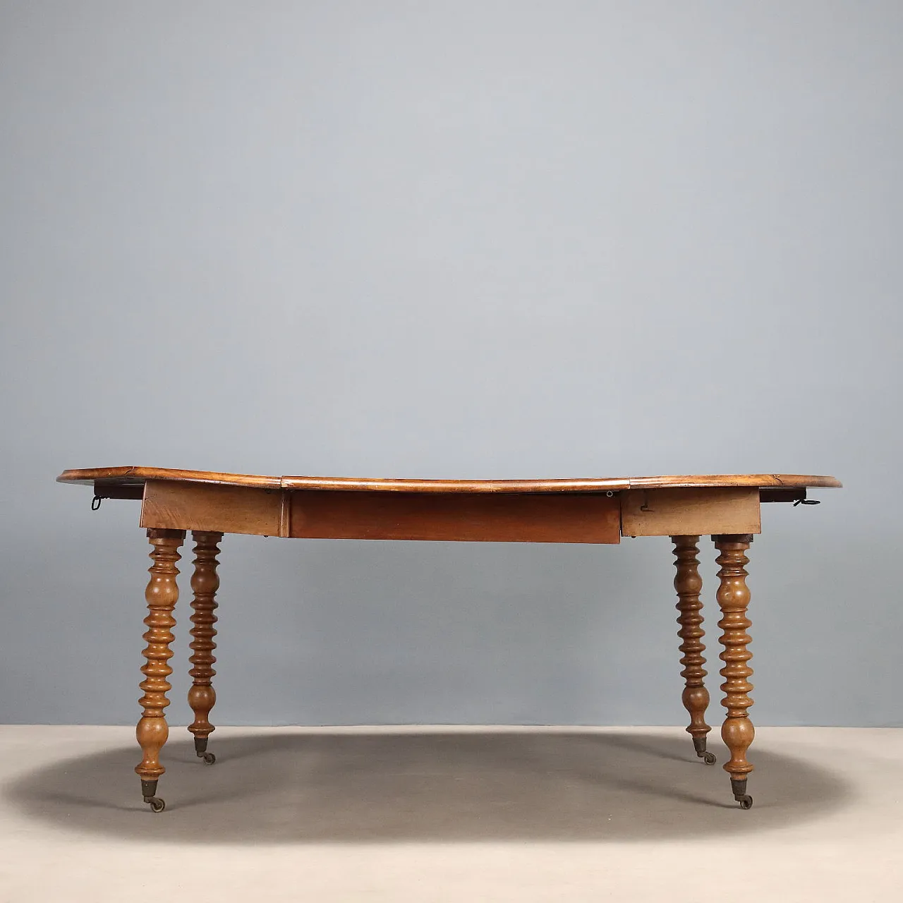 Extendable walnut table, 19th century 4