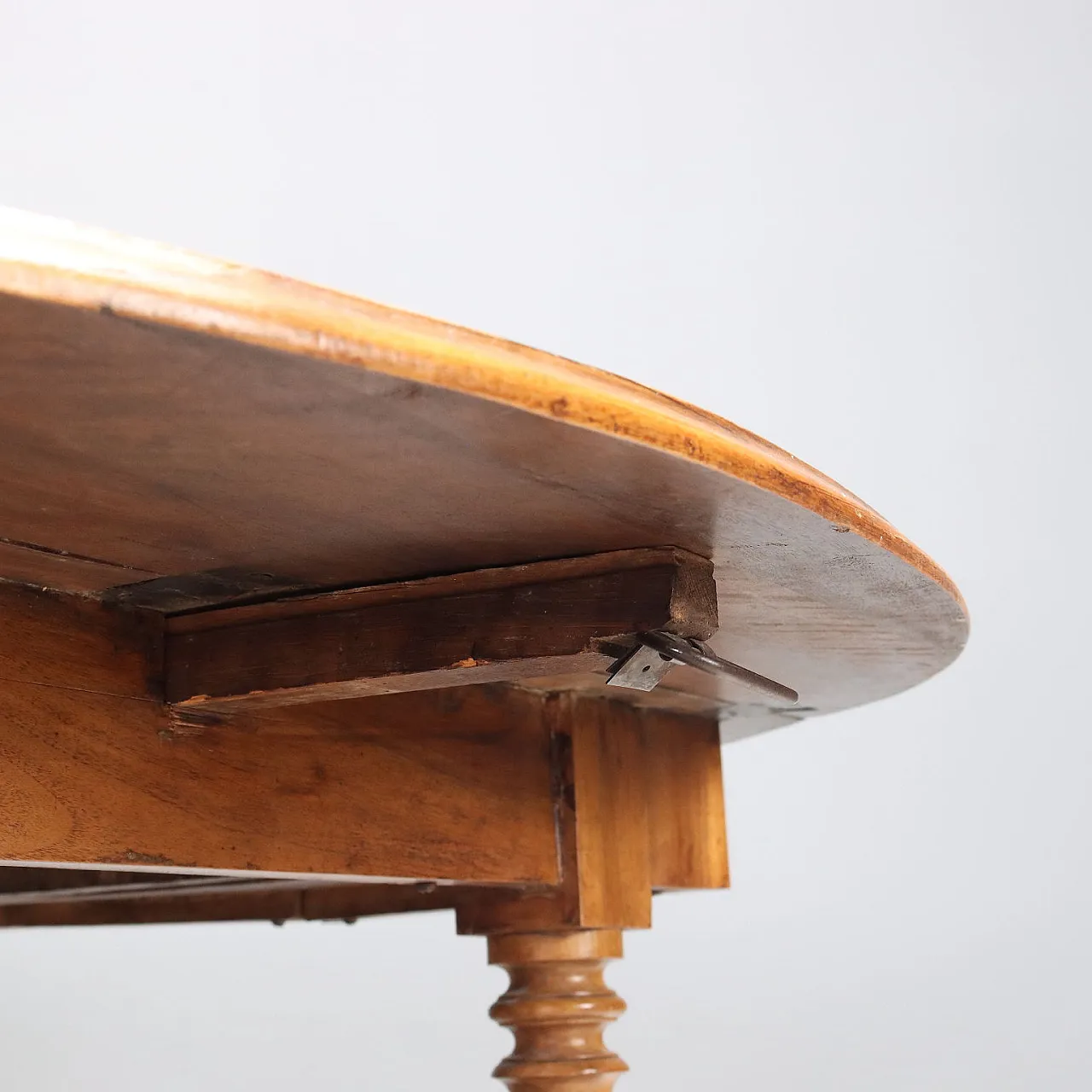 Extendable walnut table, 19th century 5