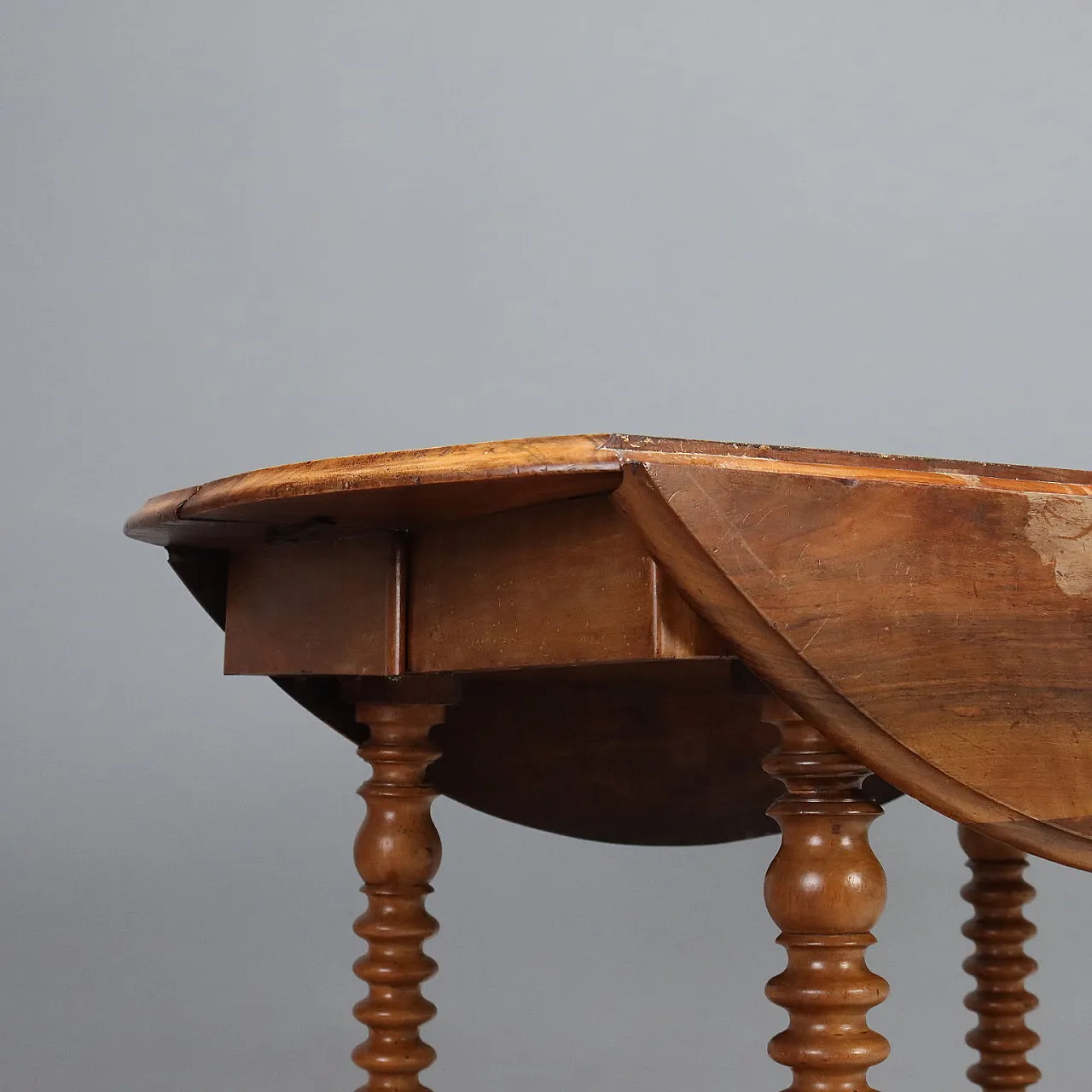 Extendable walnut table, 19th century 6
