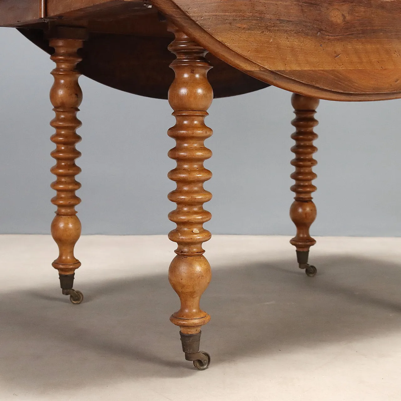 Extendable walnut table, 19th century 7