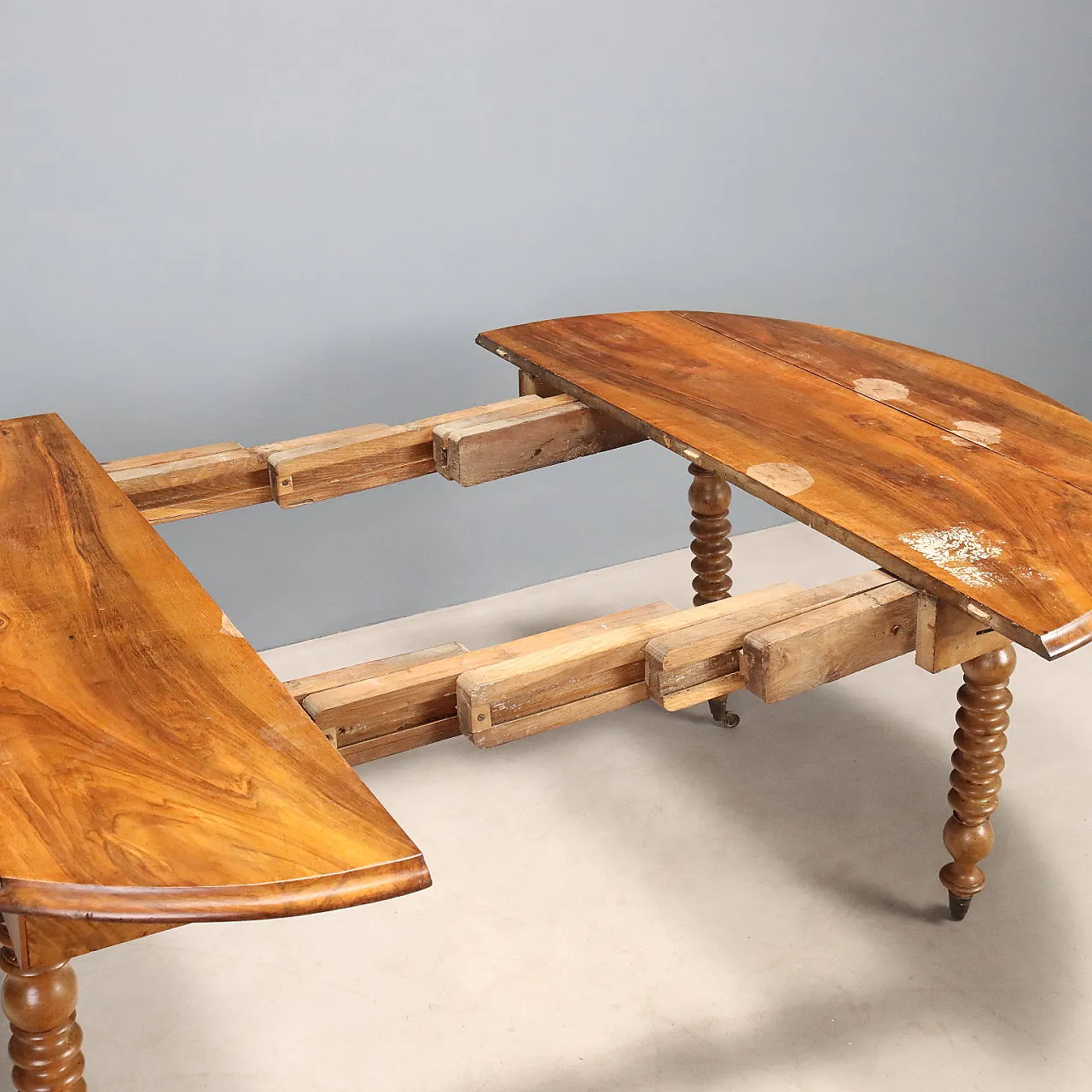Extendable walnut table, 19th century 9
