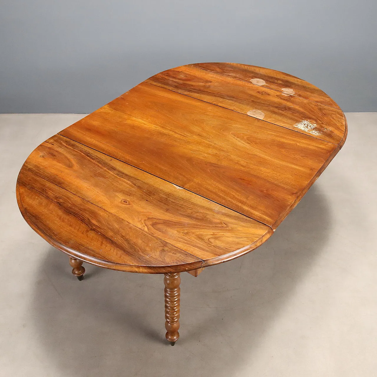 Extendable walnut table, 19th century 10