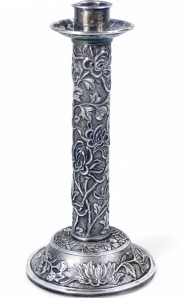 Candeliere in argento sbalzato con decoro vegetale e floreale, '800