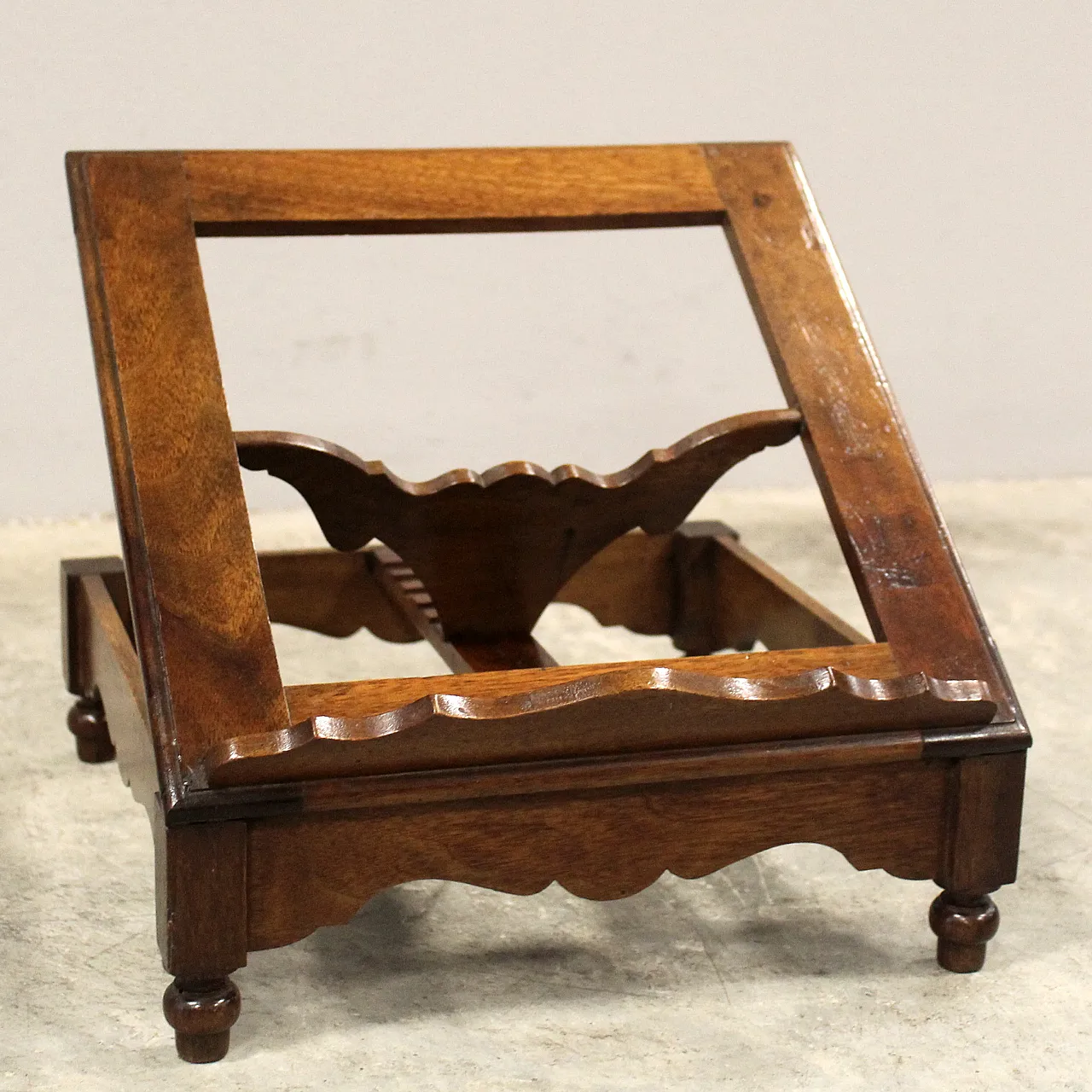 Table lectern in 19th century Italian walnut 2