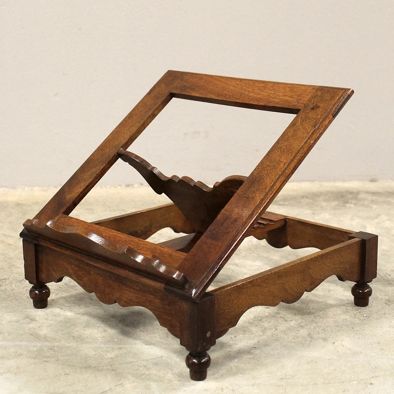 Table lectern in 19th century Italian walnut 3