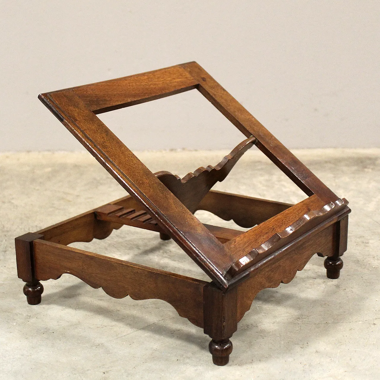 Table lectern in 19th century Italian walnut 4