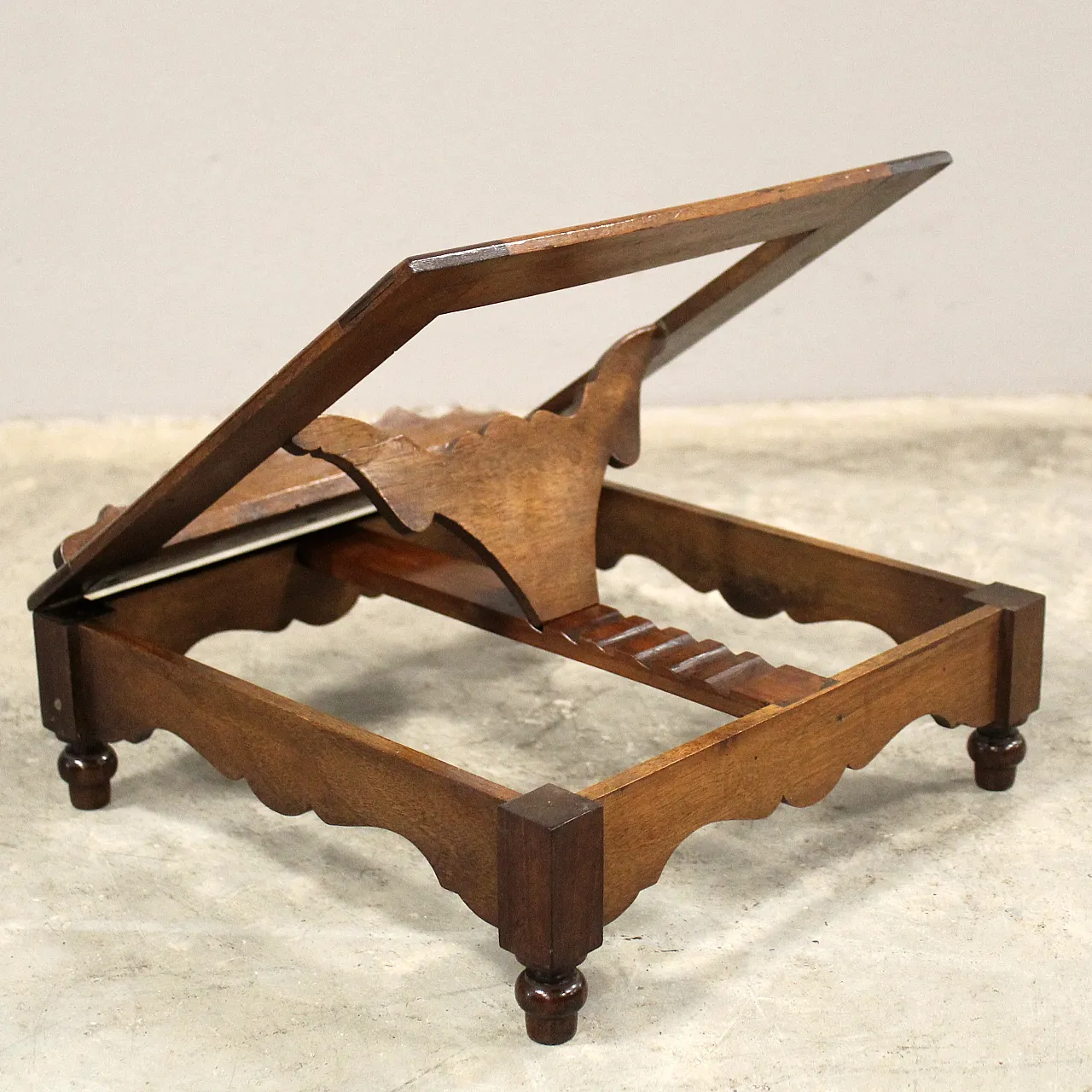 Table lectern in 19th century Italian walnut 5