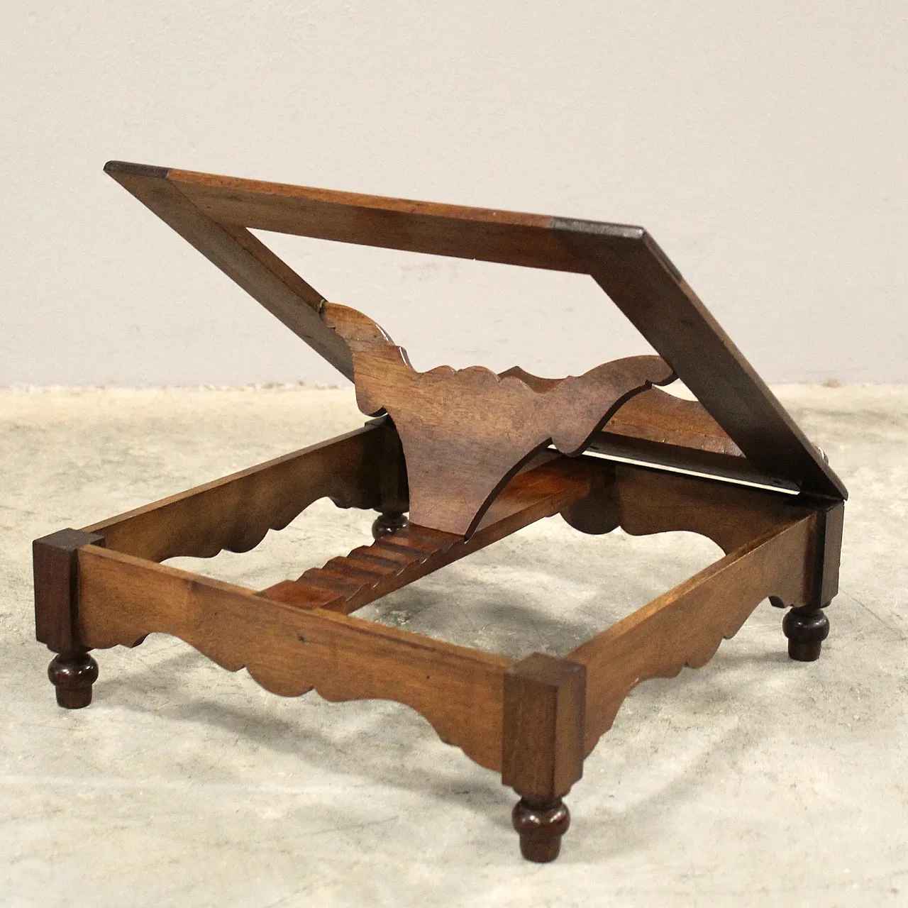 Table lectern in 19th century Italian walnut 6