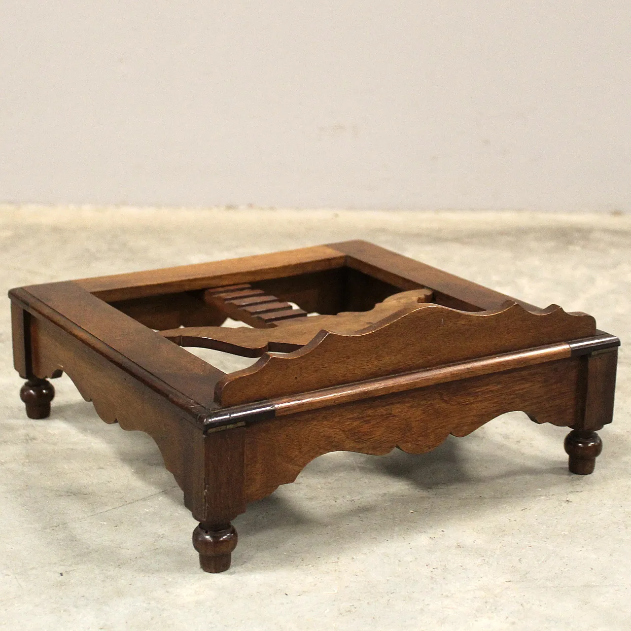 Table lectern in 19th century Italian walnut 7