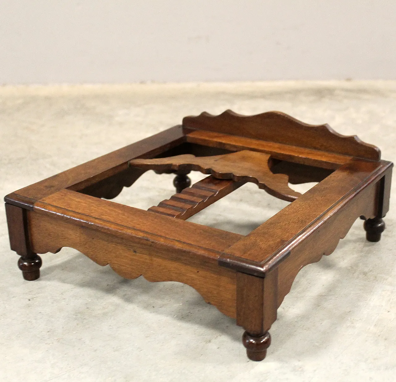 Table lectern in 19th century Italian walnut 9