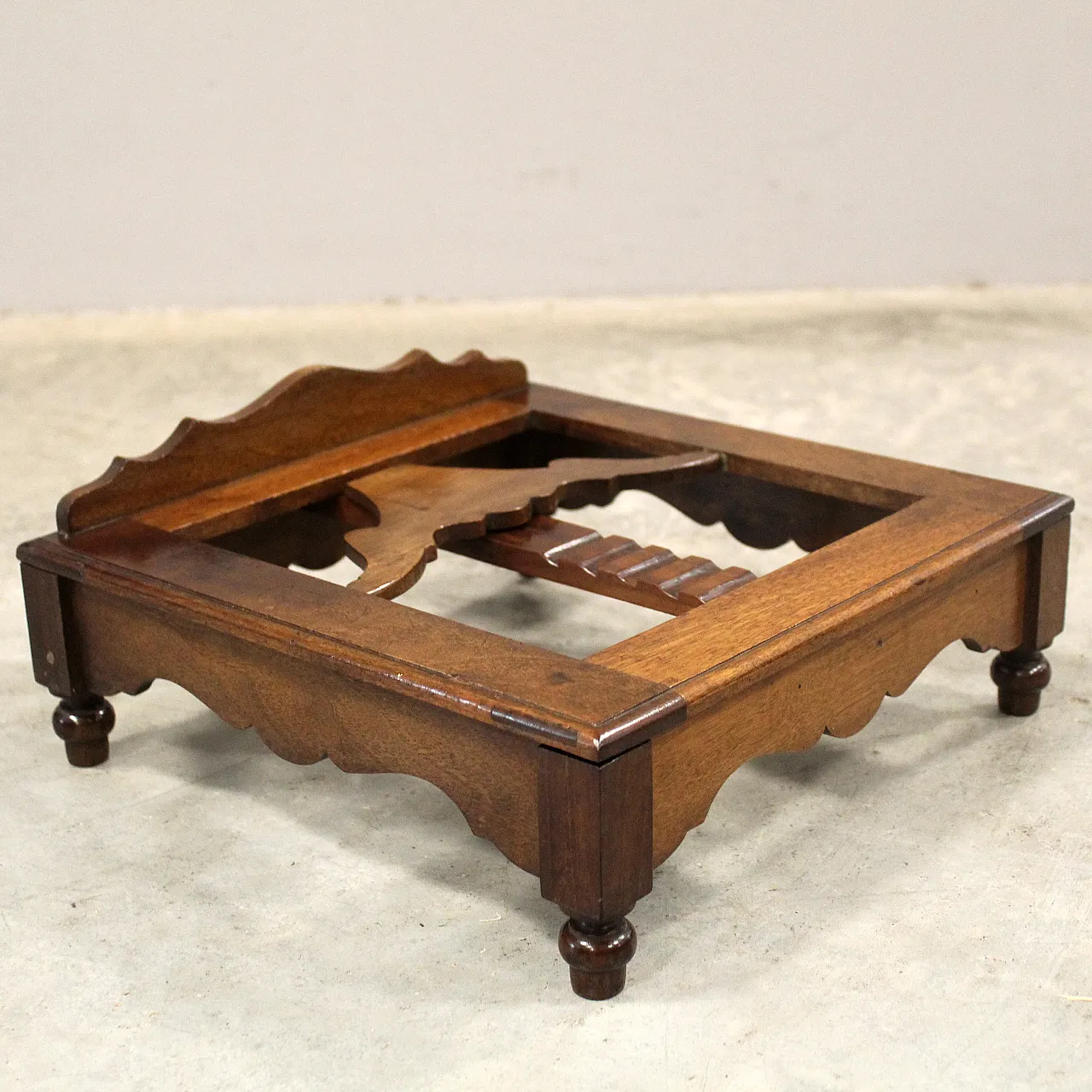Table lectern in 19th century Italian walnut 10