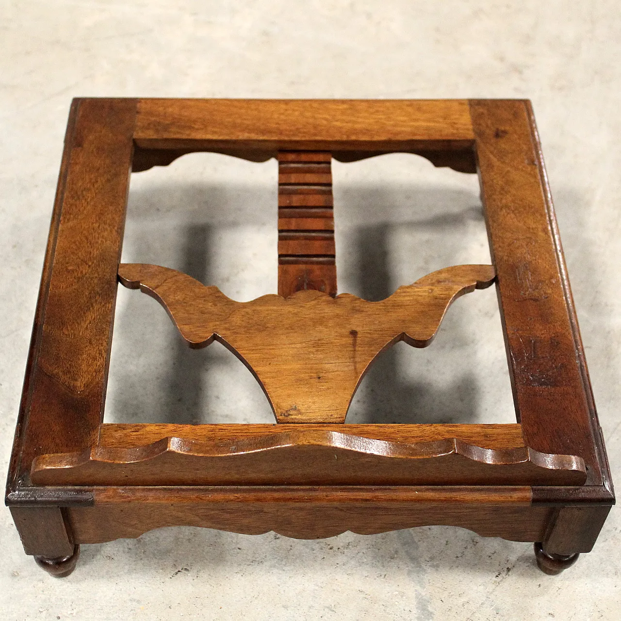 Table lectern in 19th century Italian walnut 11