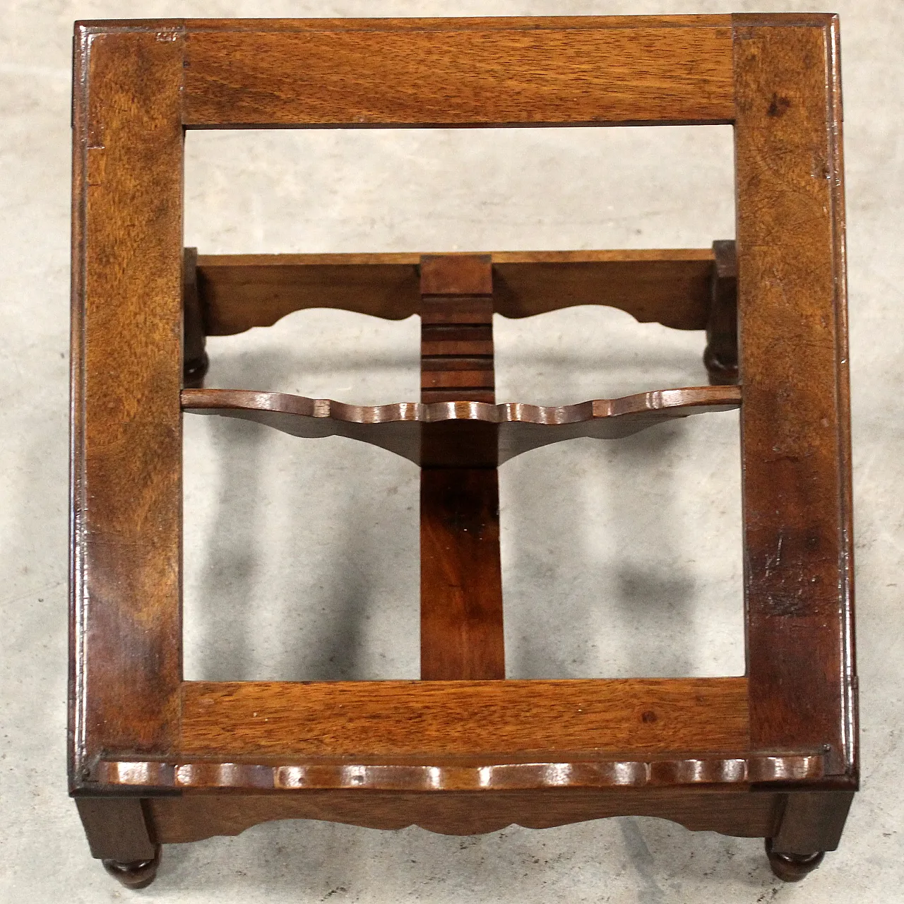 Table lectern in 19th century Italian walnut 12