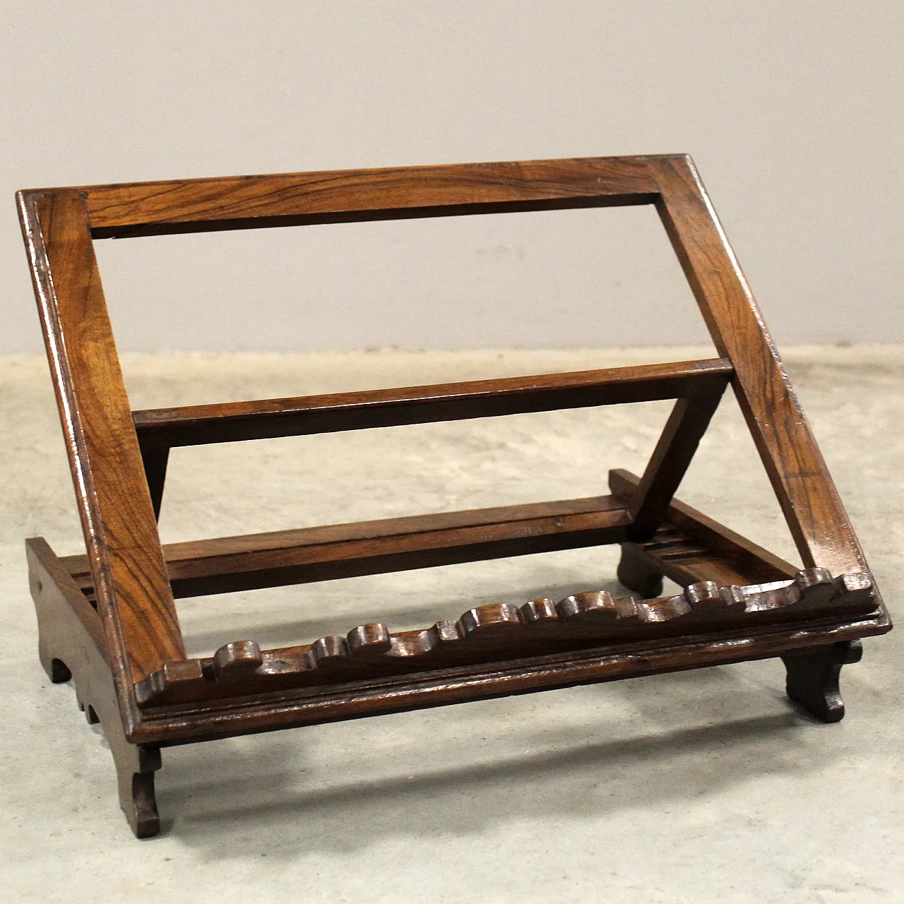 Table lectern in 19th century Italian walnut 2