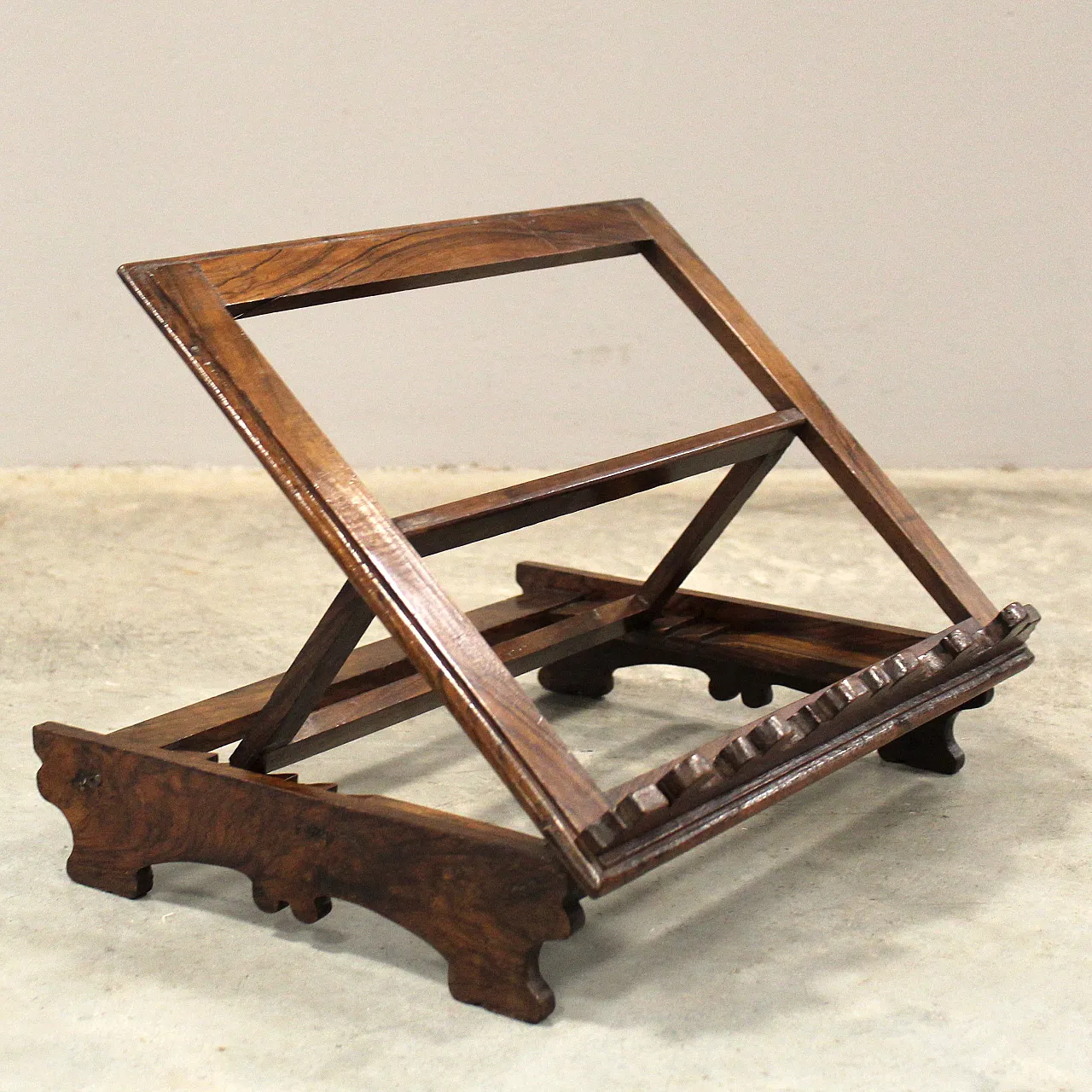 Table lectern in 19th century Italian walnut 3
