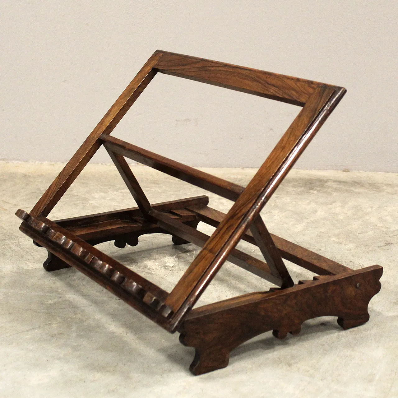 Table lectern in 19th century Italian walnut 4