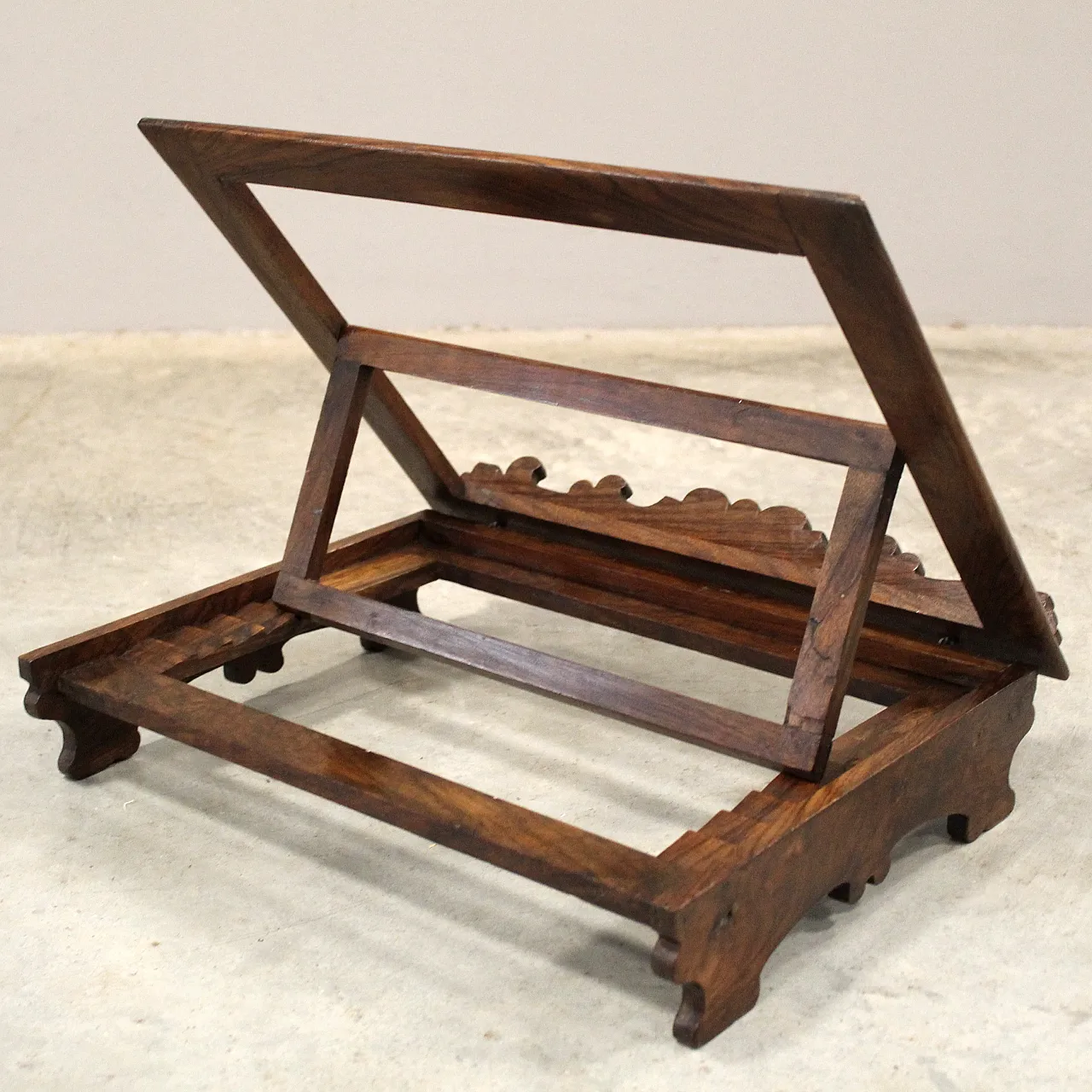 Table lectern in 19th century Italian walnut 5
