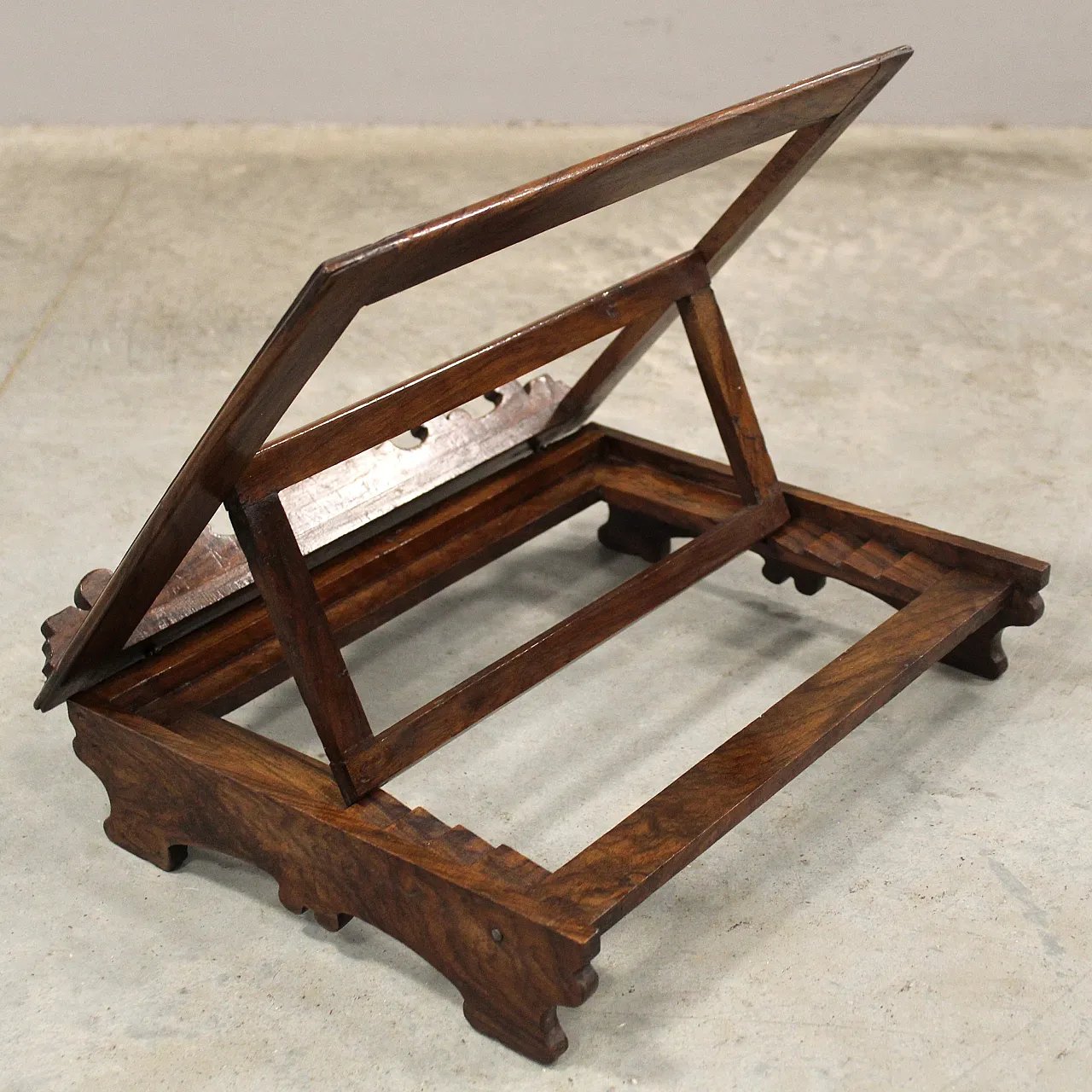 Table lectern in 19th century Italian walnut 6