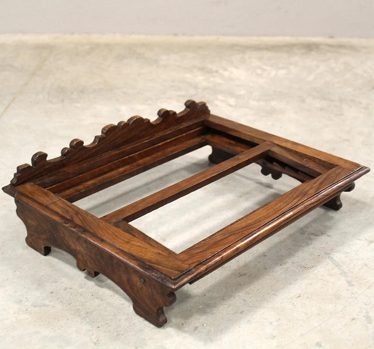 Table lectern in 19th century Italian walnut 10