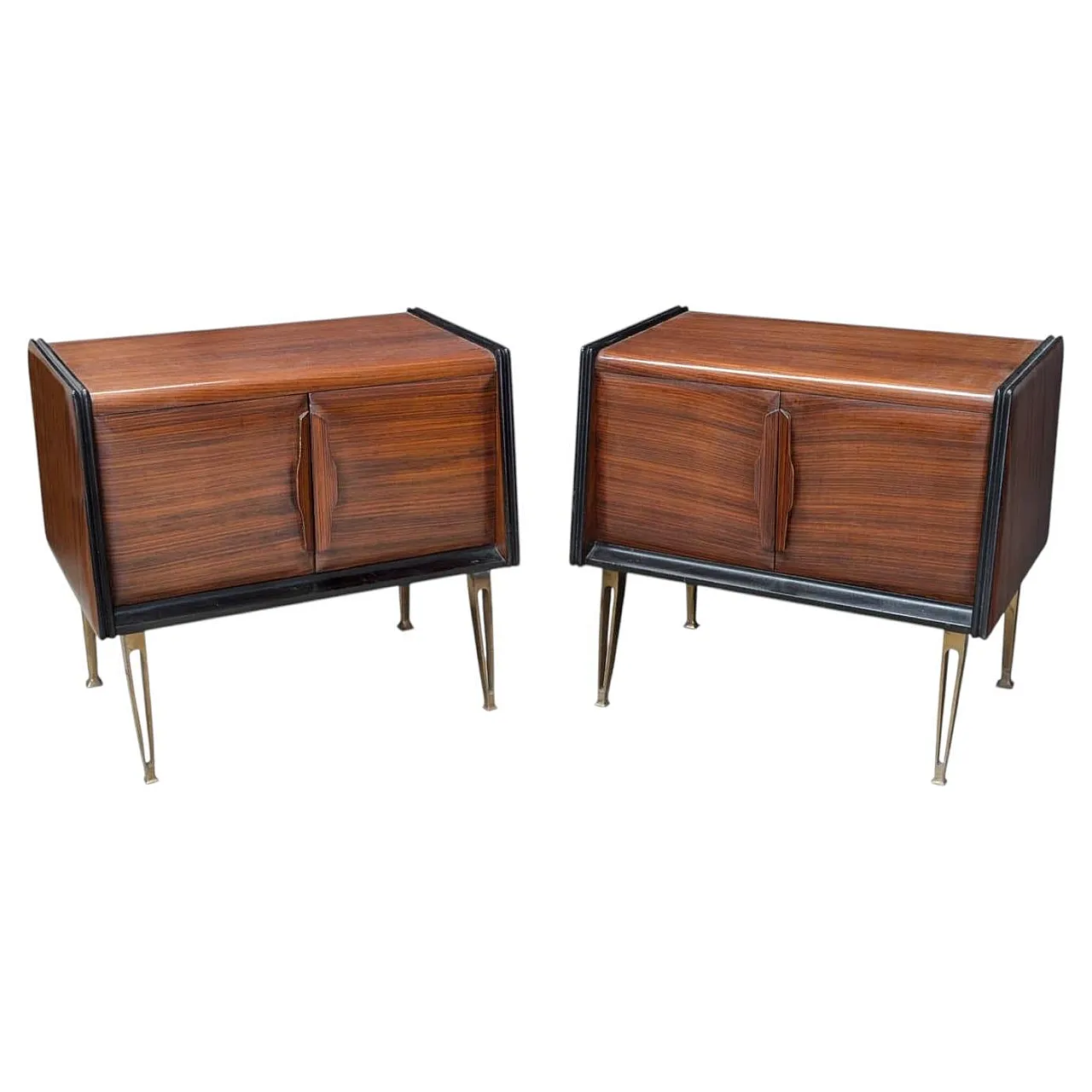 Coppia di comodini italiani in noce con particolari gambe in ottone. 1