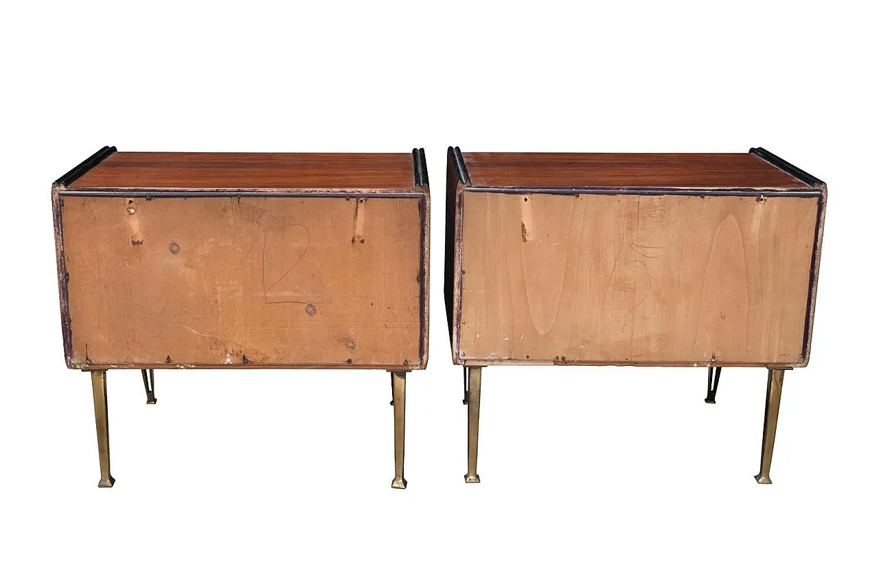 Coppia di comodini italiani in noce con particolari gambe in ottone. 5