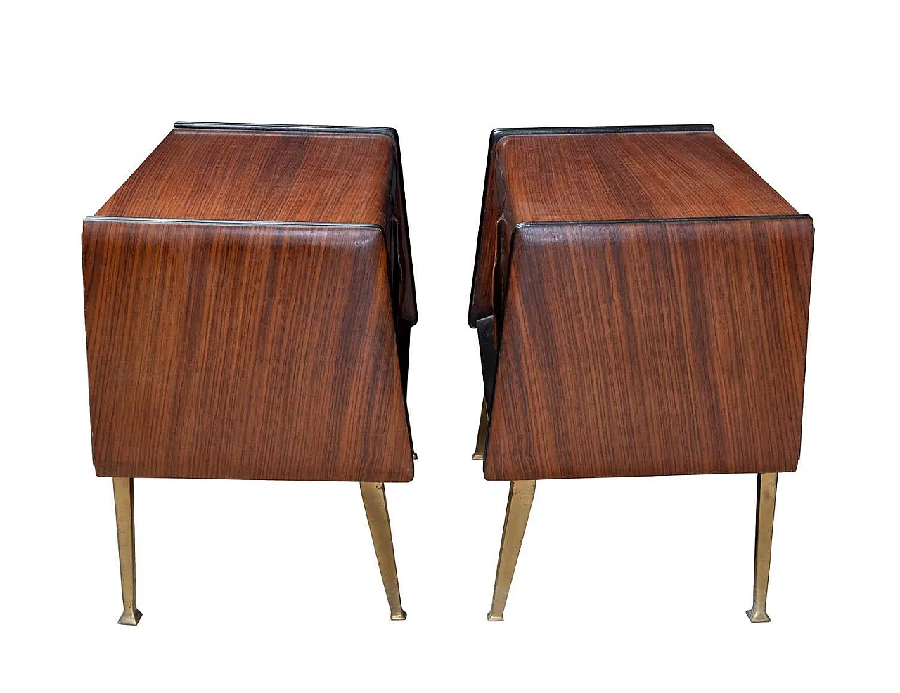 Coppia di comodini italiani in noce con particolari gambe in ottone. 8